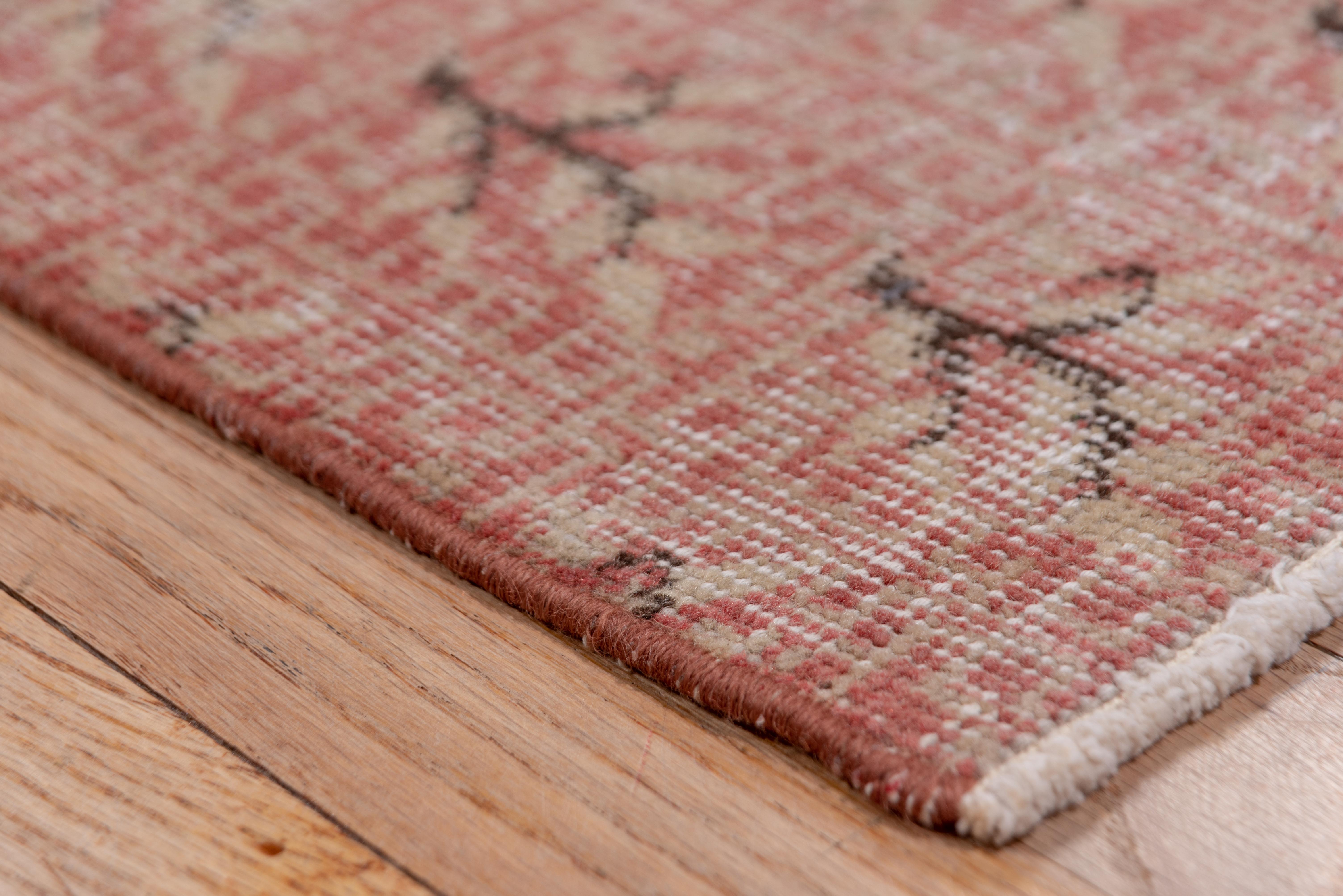 Alfombra larga Shabby Chic de Oushak, circa 1940s mediados del siglo XX en venta