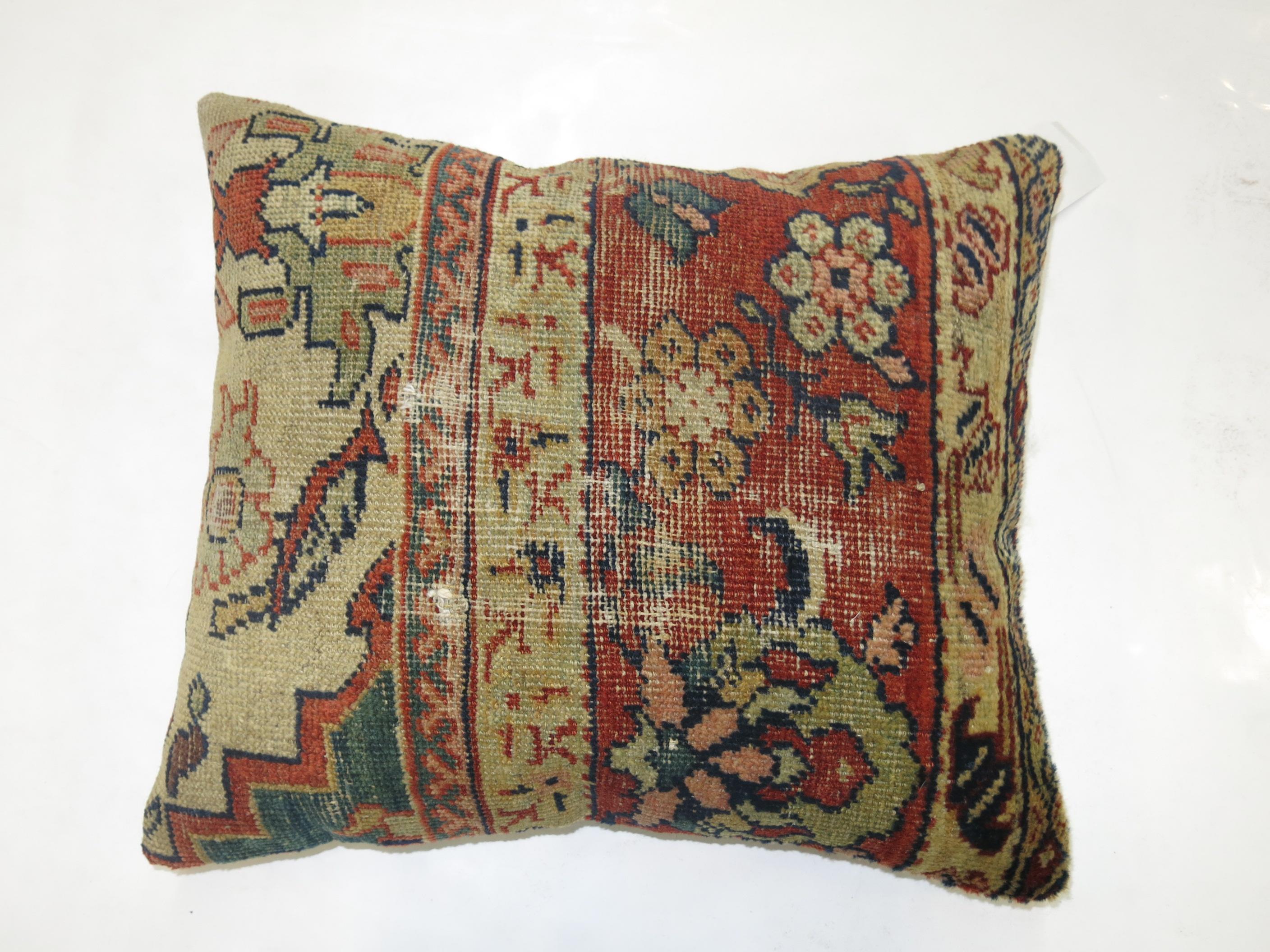 Oreiller fabriqué à partir d'un ancien tapis persan Sultanabad avec un dos en coton. Fermeture à glissière. Usure due à l'âge.

19'' x 21''