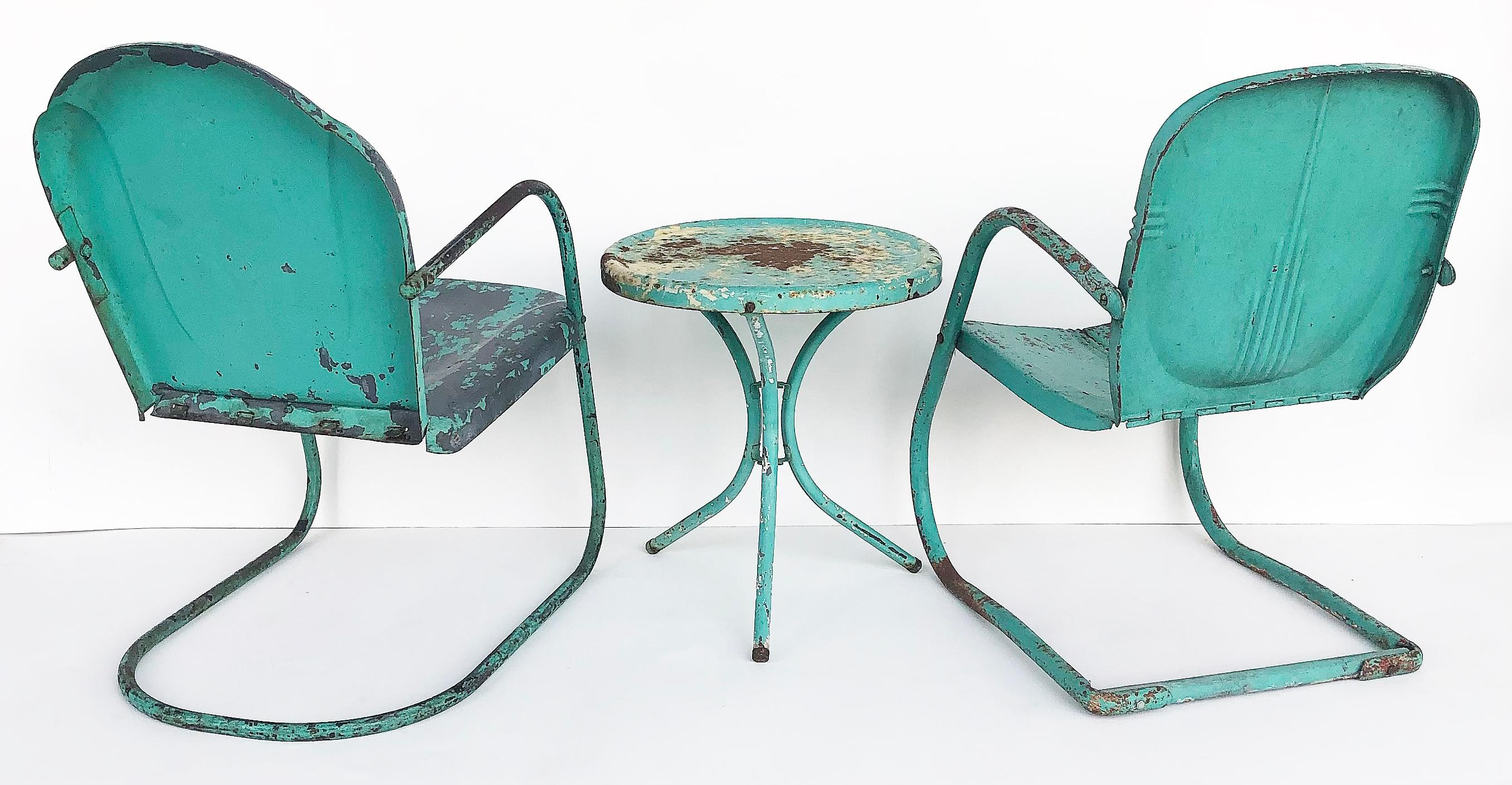 Américain Chaises de jardin et table en métal peint Shabby Chic - Lot de 3 en vente