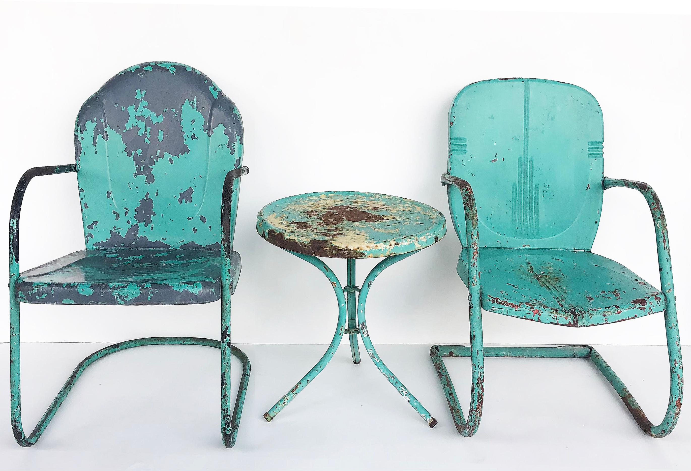Chaises de jardin et table en métal peint Shabby Chic - Lot de 3 État moyen - En vente à Miami, FL