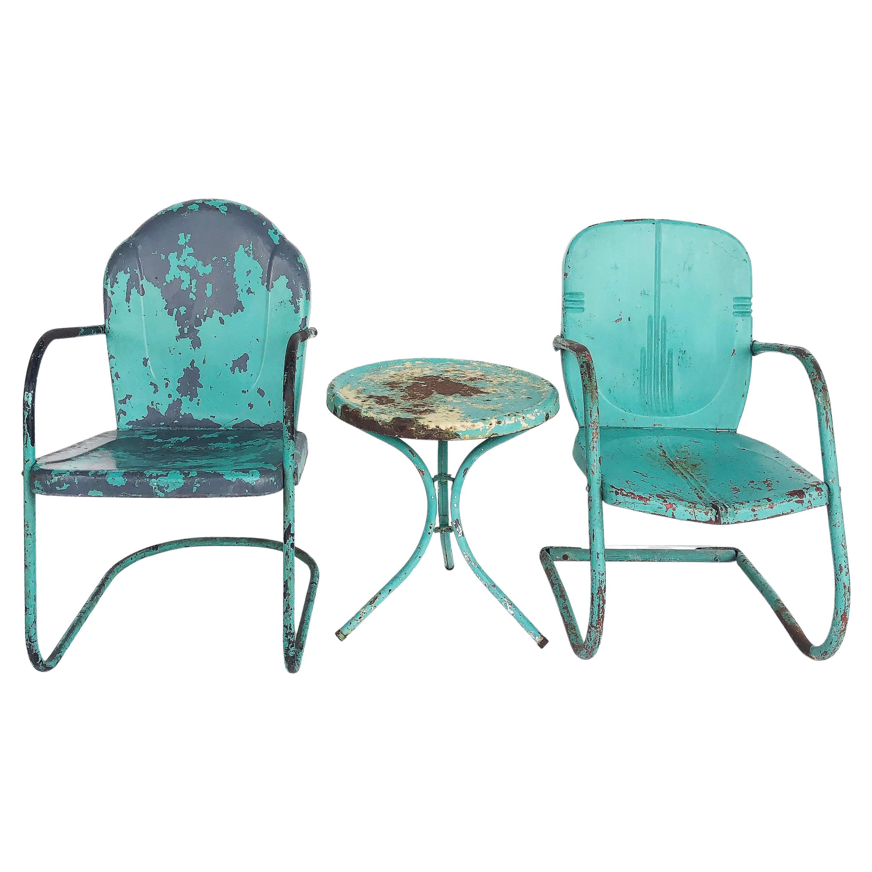 Chaises de jardin et table en métal peint Shabby Chic - Lot de 3 en vente