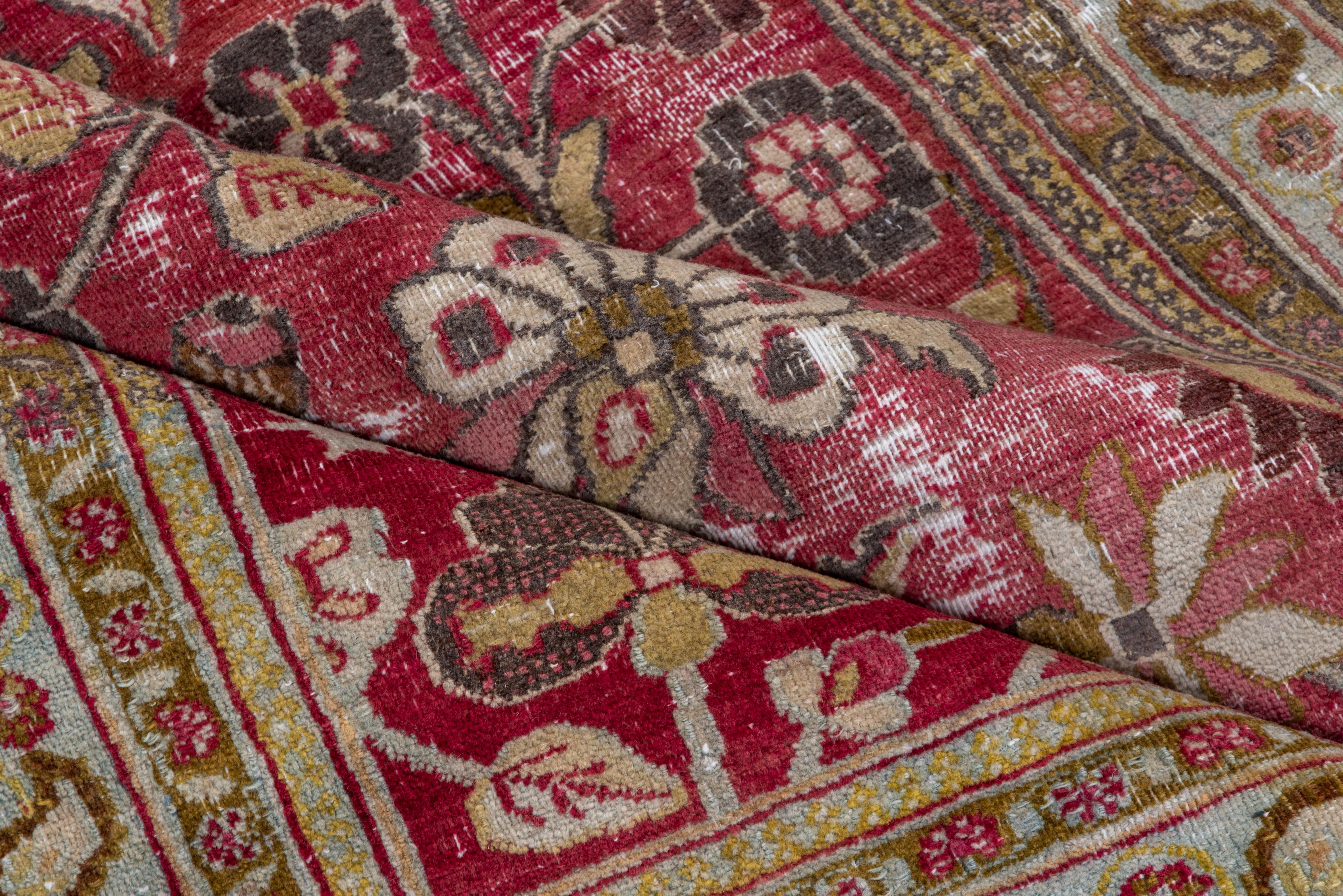 Tapis persan Shabby Chic du Khorassan, champ de framboise, bordures en écume de mer et olive Bon état à New York, NY