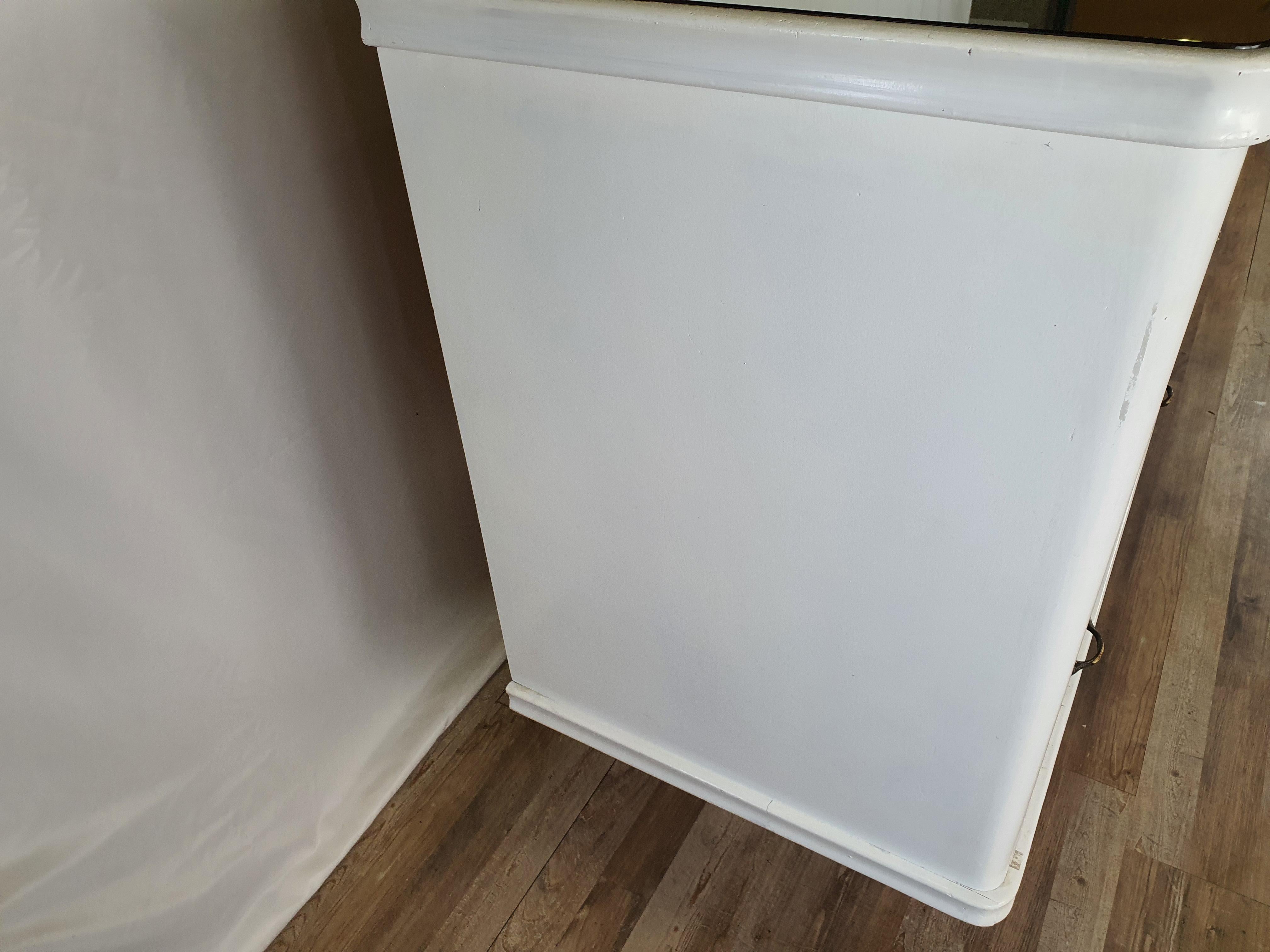 1920s Wooden sideboard in white lacquered Shabby style with sliding glass and four drawers.

Perfect to be placed in living rooms, dining rooms and places such as B&Bs and hotels.

The upper floor is a mirrored glass, inside we find two very