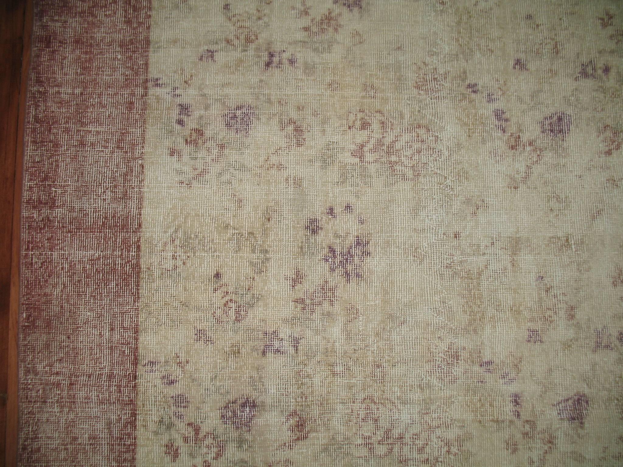 Zabihi Collection Worn Floral Türkischer Teppich in Zimmergröße (Romantik) im Angebot