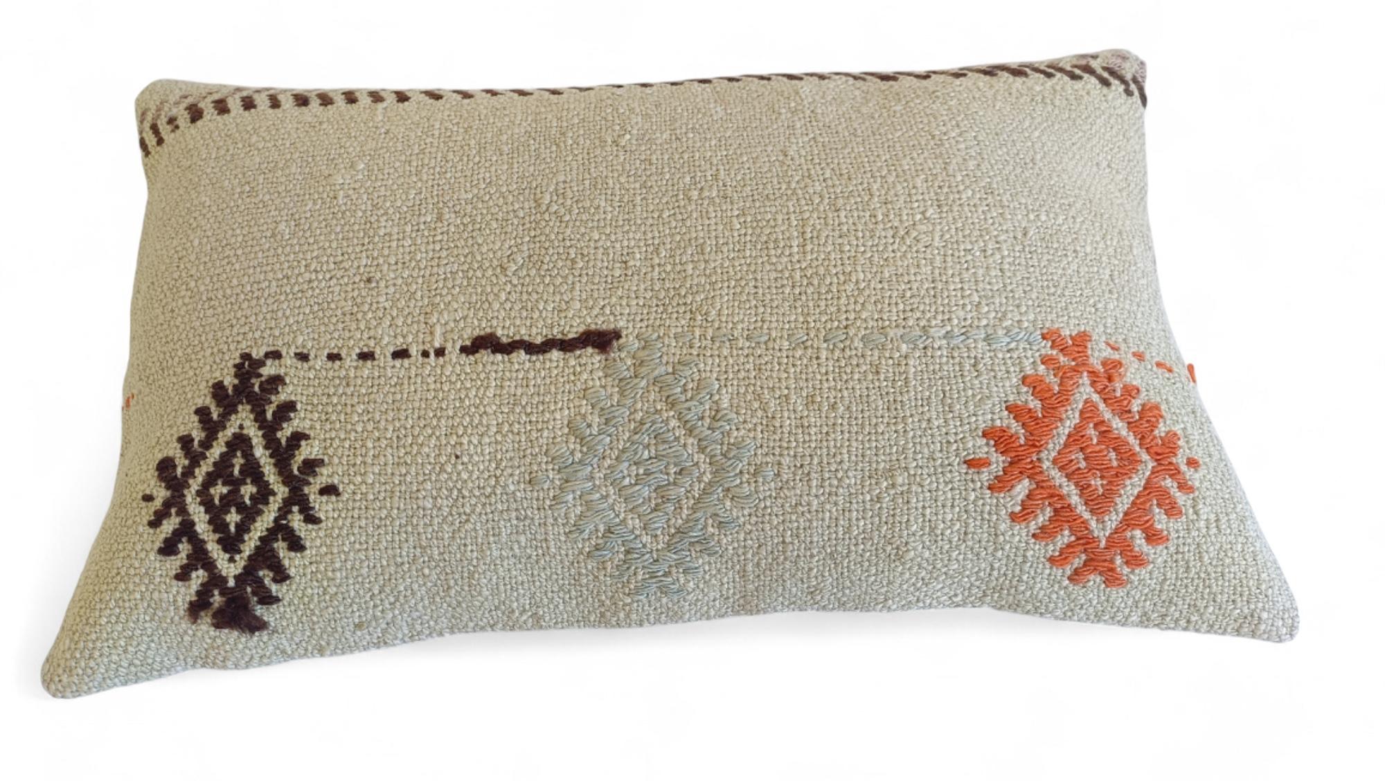 Shabby Chic Vintage Handloom Wolle Killim Kissen, Satz von drei im Angebot 6