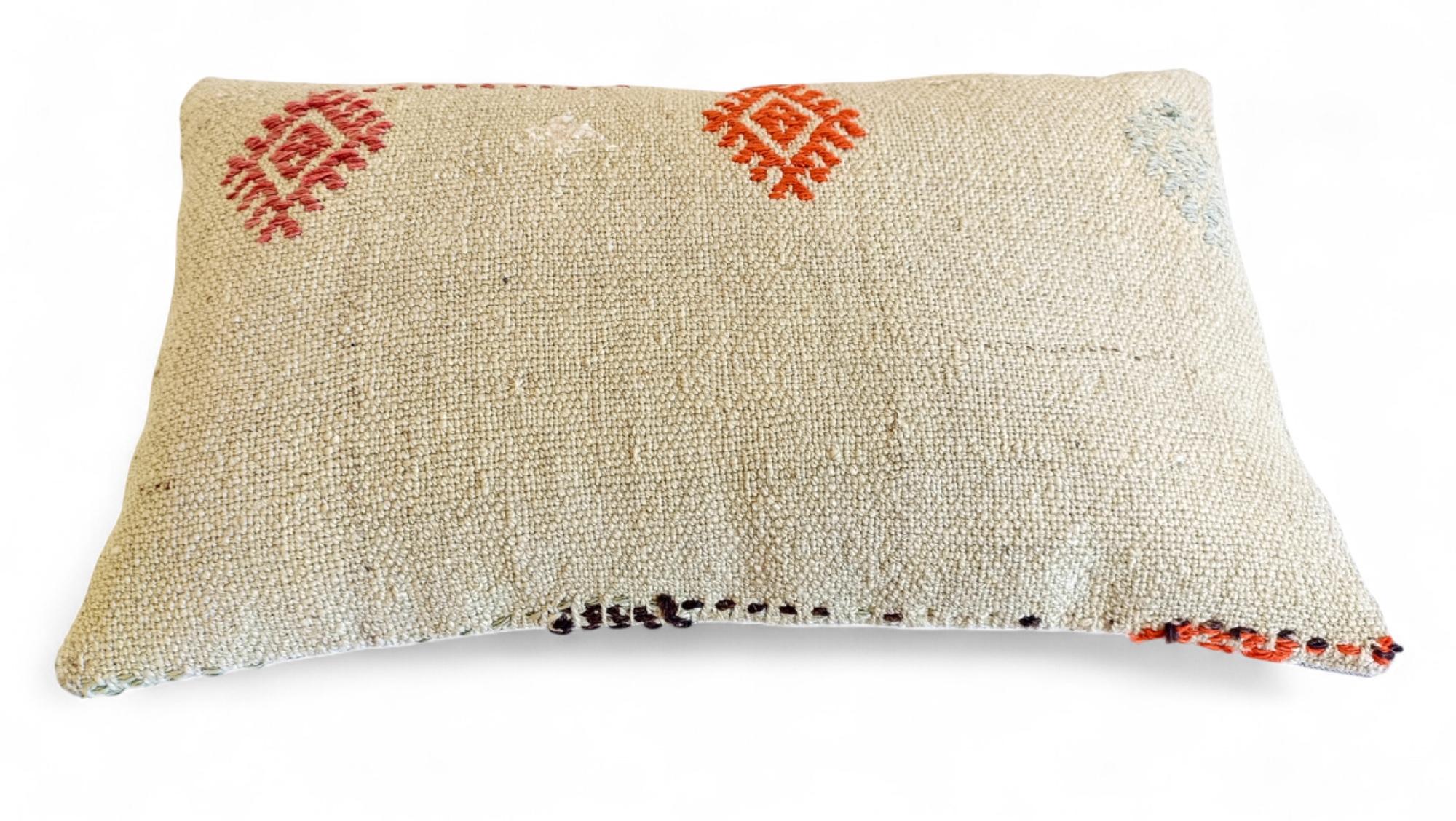 Shabby Chic Vintage Handloom Wolle Killim Kissen, Satz von drei im Angebot 9