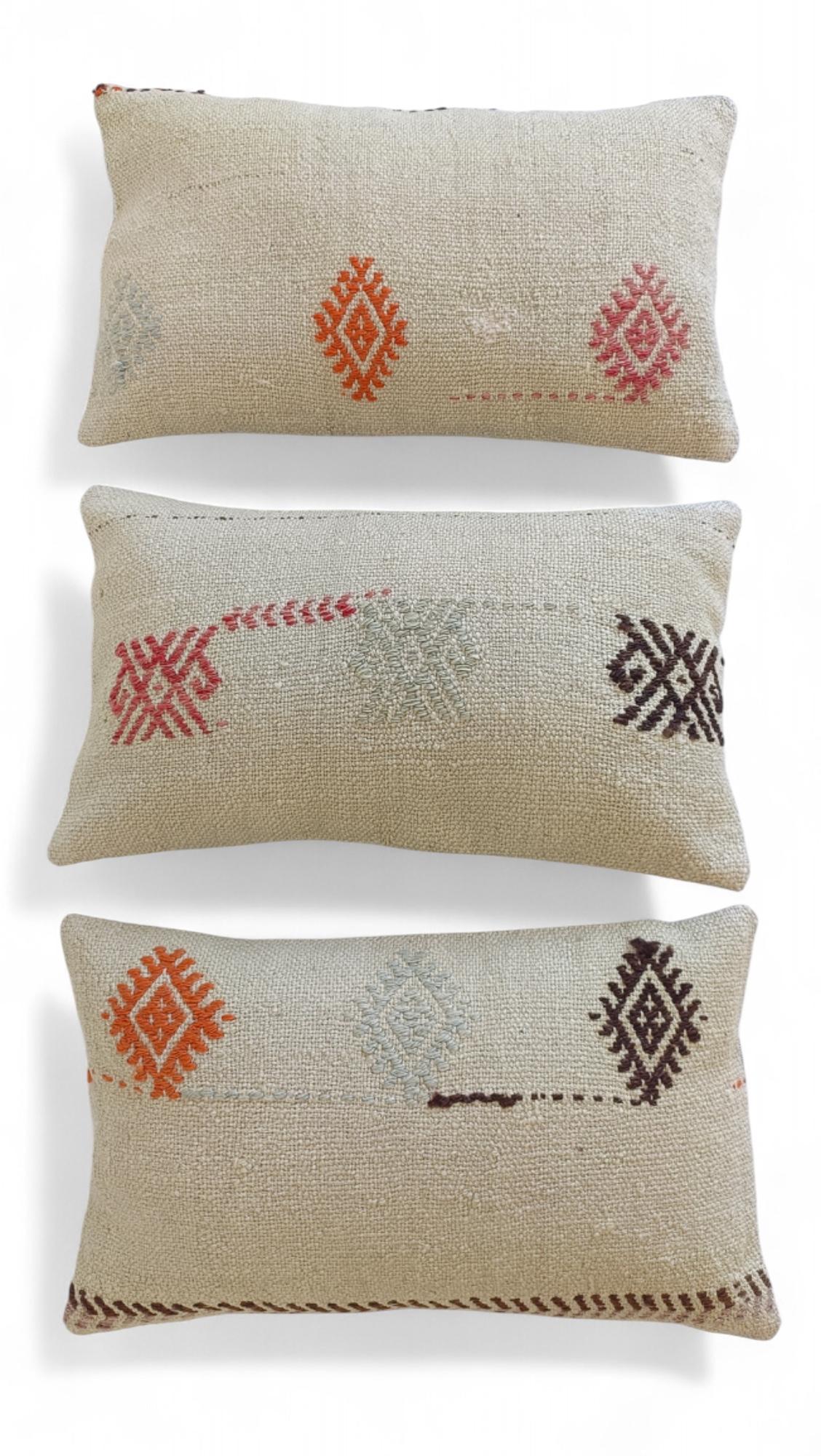 Shabby Chic Vintage Handloom Wolle Killim Kissen, Satz von drei (Maurisch) im Angebot