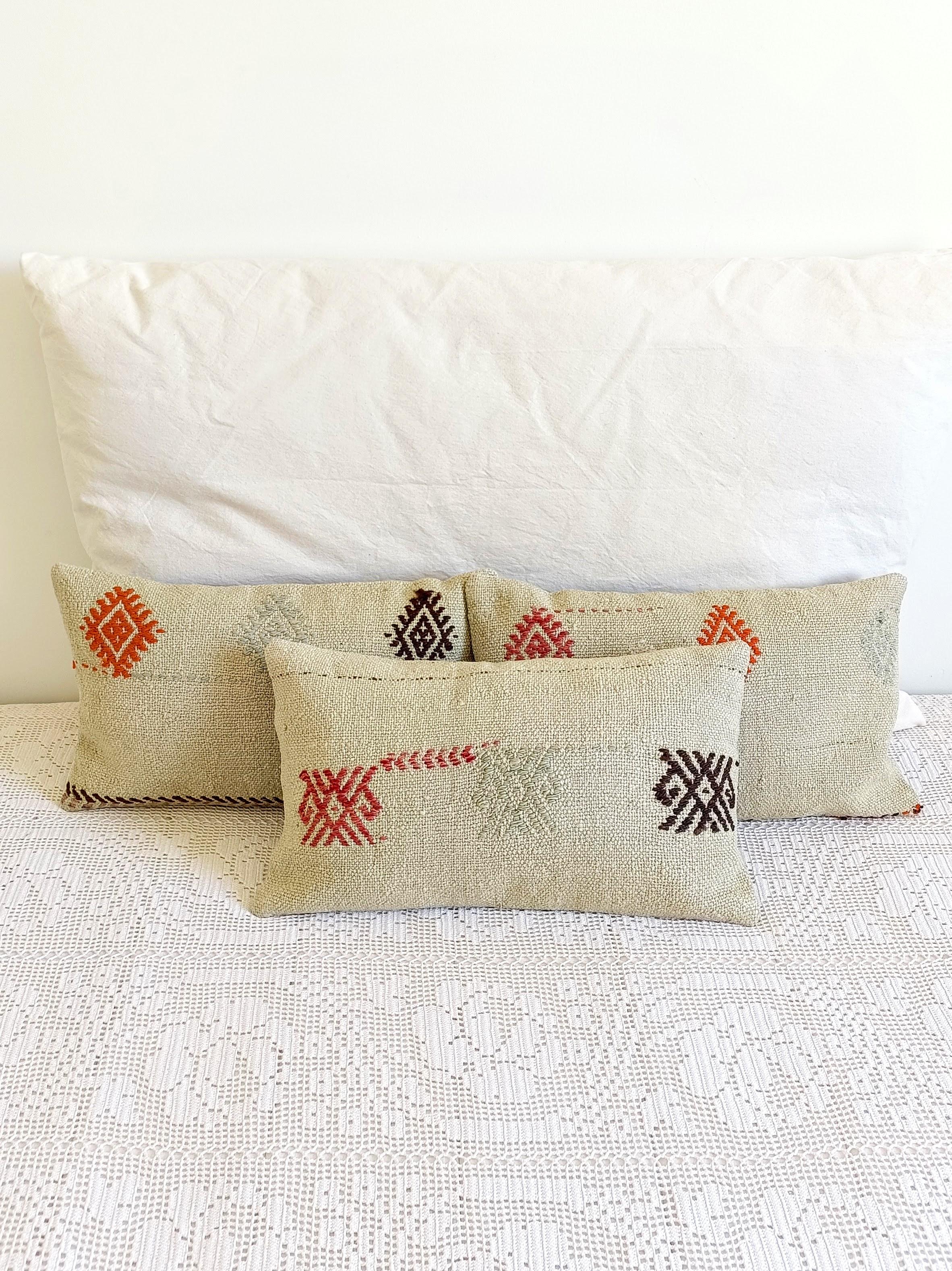 3er-Set Handloom-Kilim-Kissen aus Vintage-Wolle - weiche ethnische Motive auf Khaki

Ein charmantes und unkompliziertes Set von drei handgewebten Kilim-Kissen aus Vintage-Wolle, handgefertigt in der Türkei. Jedes Stück zeigt ein weiches, ethnisch