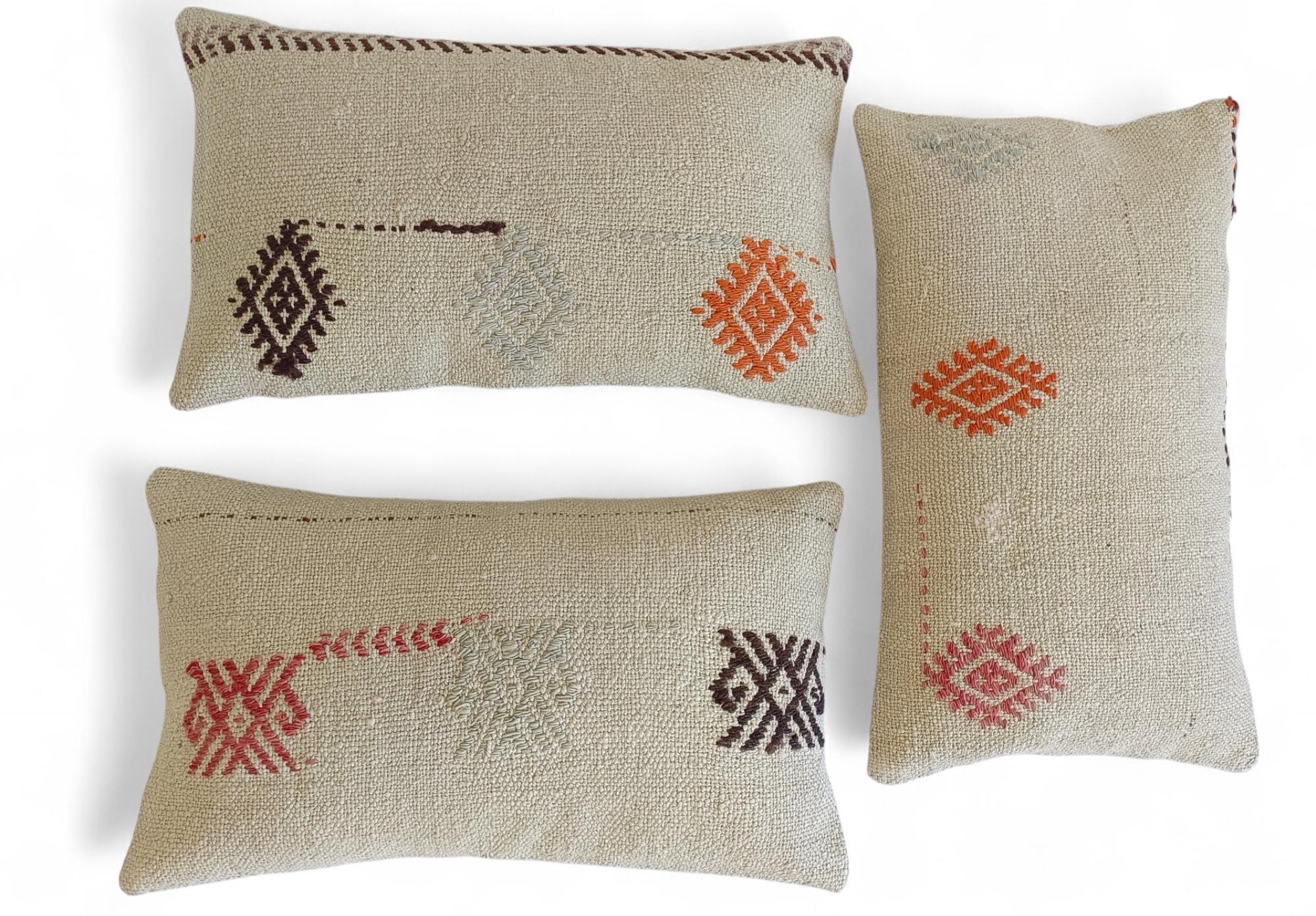 Shabby Chic Vintage Handloom Wolle Killim Kissen, Satz von drei (Türkisch) im Angebot