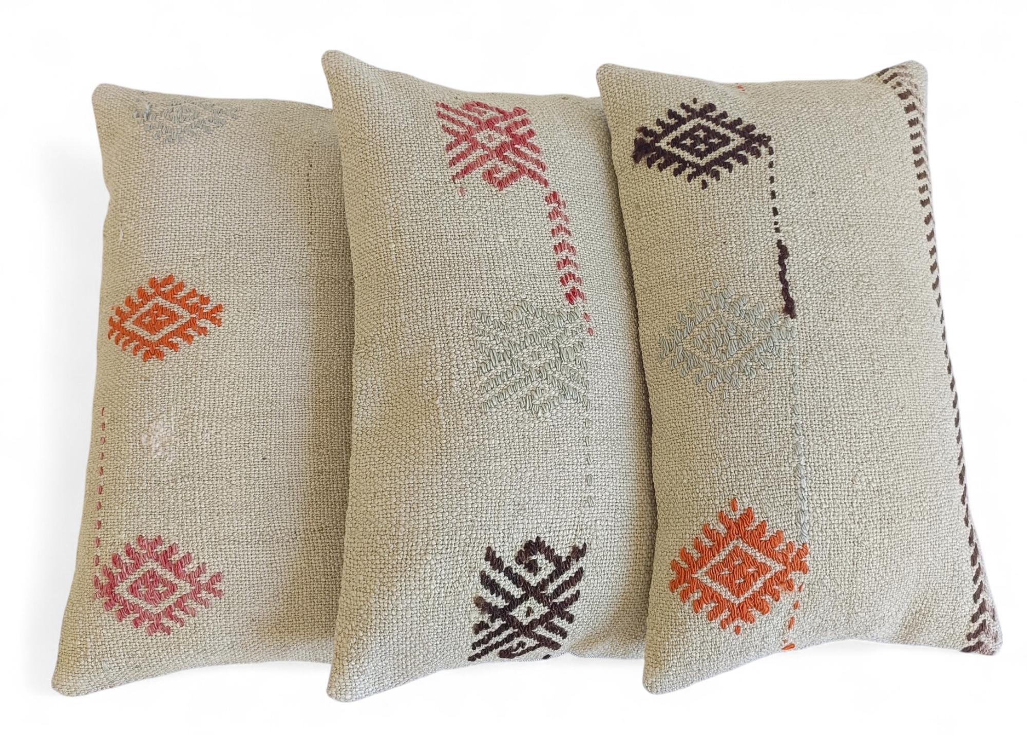 Shabby Chic Vintage Handloom Wolle Killim Kissen, Satz von drei (Handgewebt) im Angebot