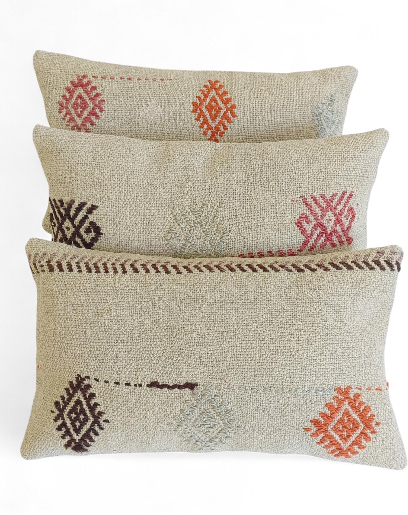 Shabby Chic Vintage Handloom Wolle Killim Kissen, Satz von drei im Zustand „Hervorragend“ im Angebot in Valencia, VC