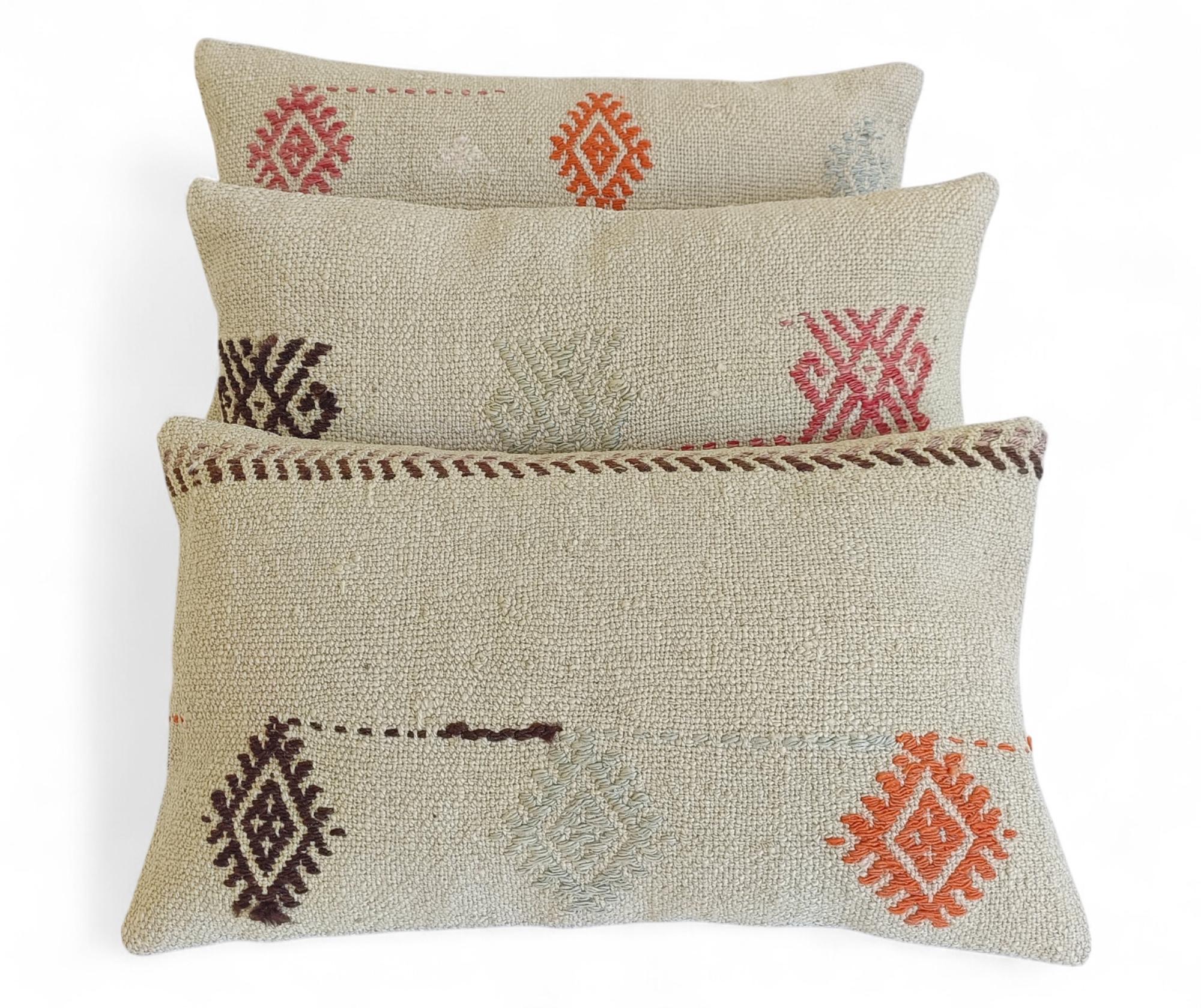 Shabby Chic Vintage Handloom Wolle Killim Kissen, Satz von drei (20. Jahrhundert) im Angebot