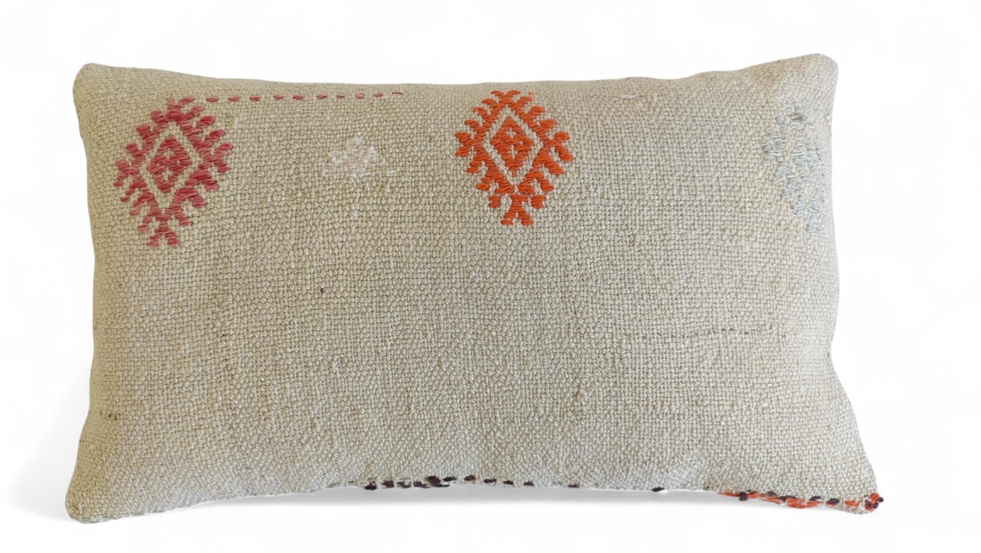 Shabby Chic Vintage Handloom Wolle Killim Kissen, Satz von drei im Angebot 1