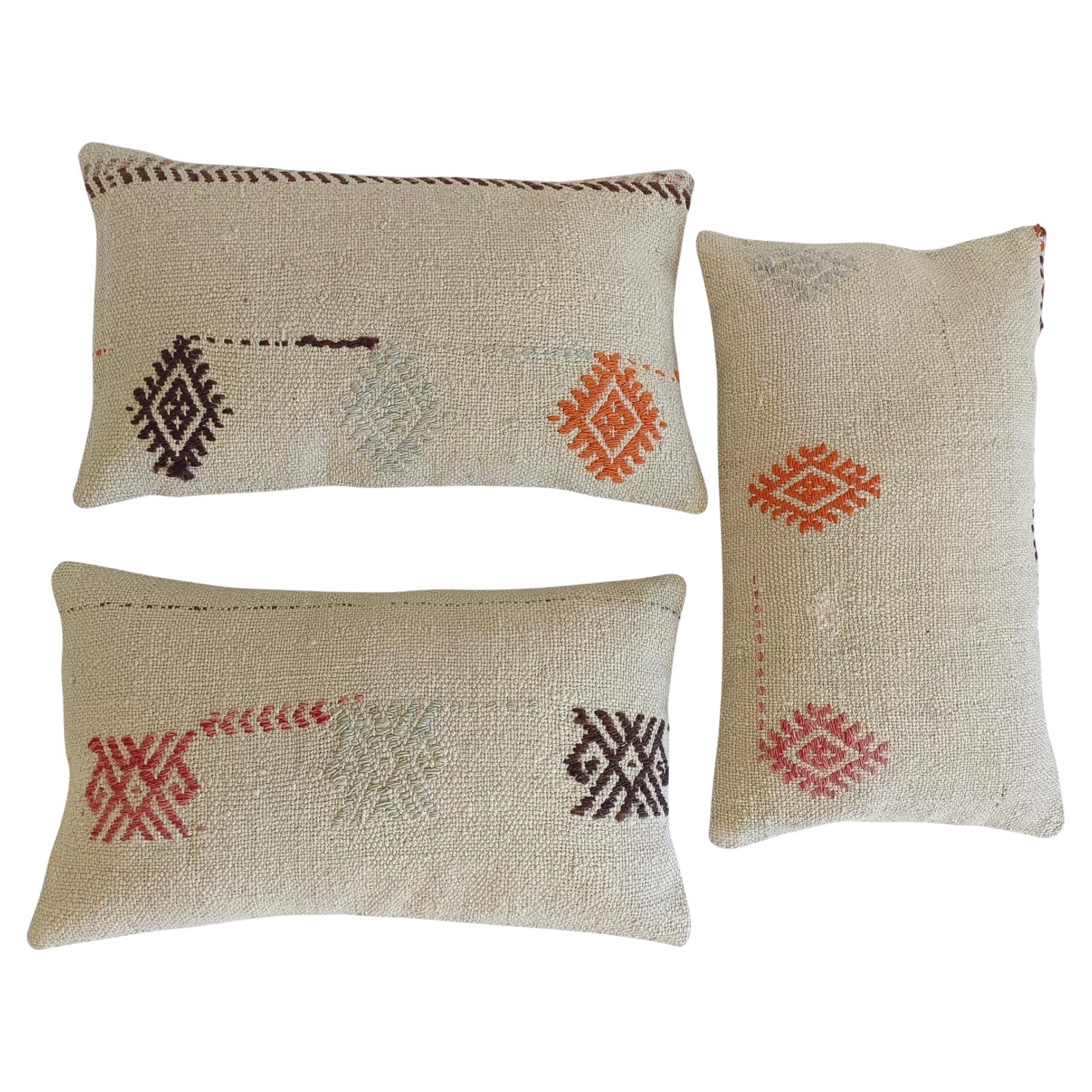 Shabby Chic Vintage Handloom Wolle Killim Kissen, Satz von drei im Angebot