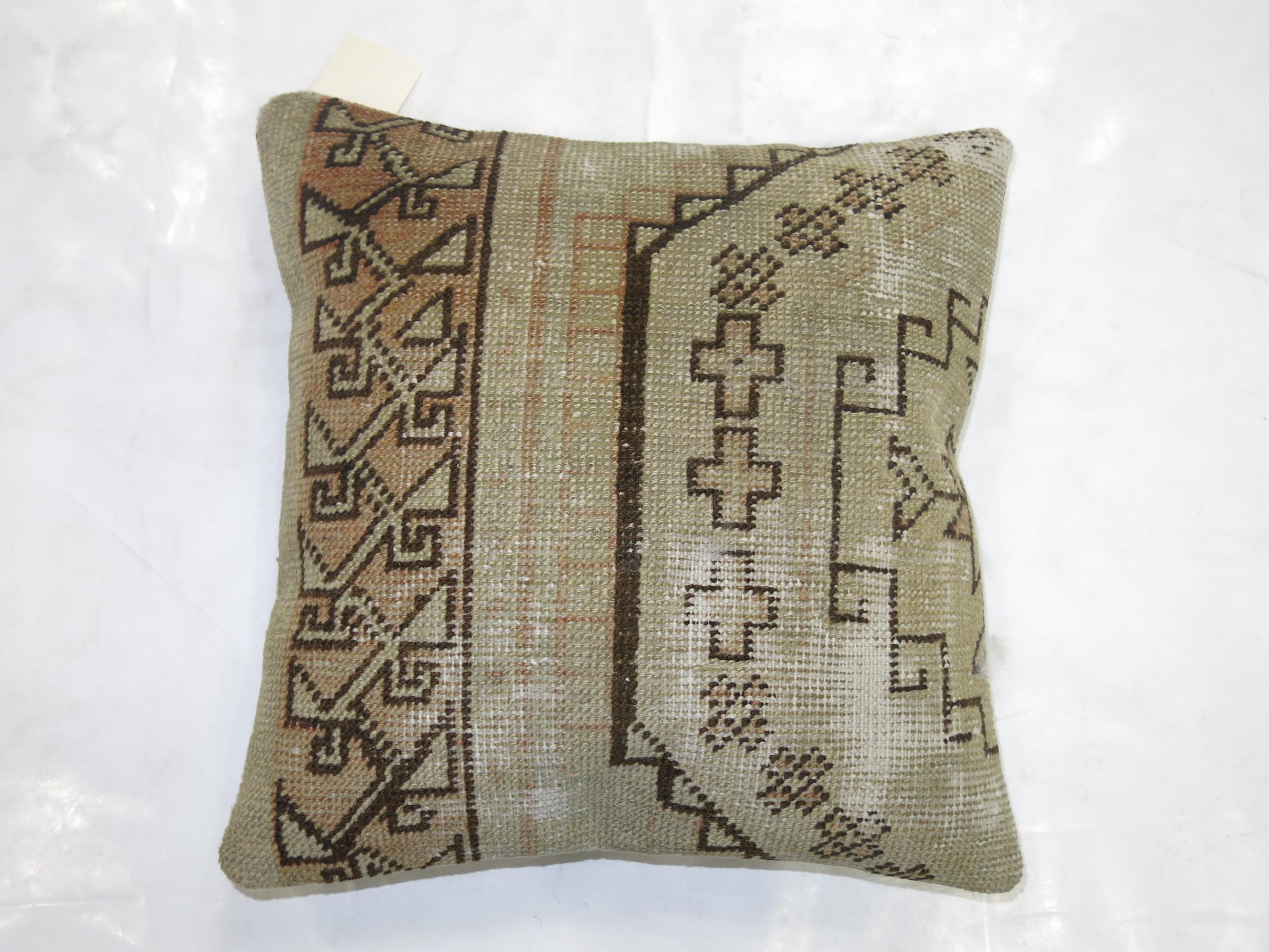 Shabby Chic Vintage Oushak Rug Pillow In Good Condition For Sale In New York, NY