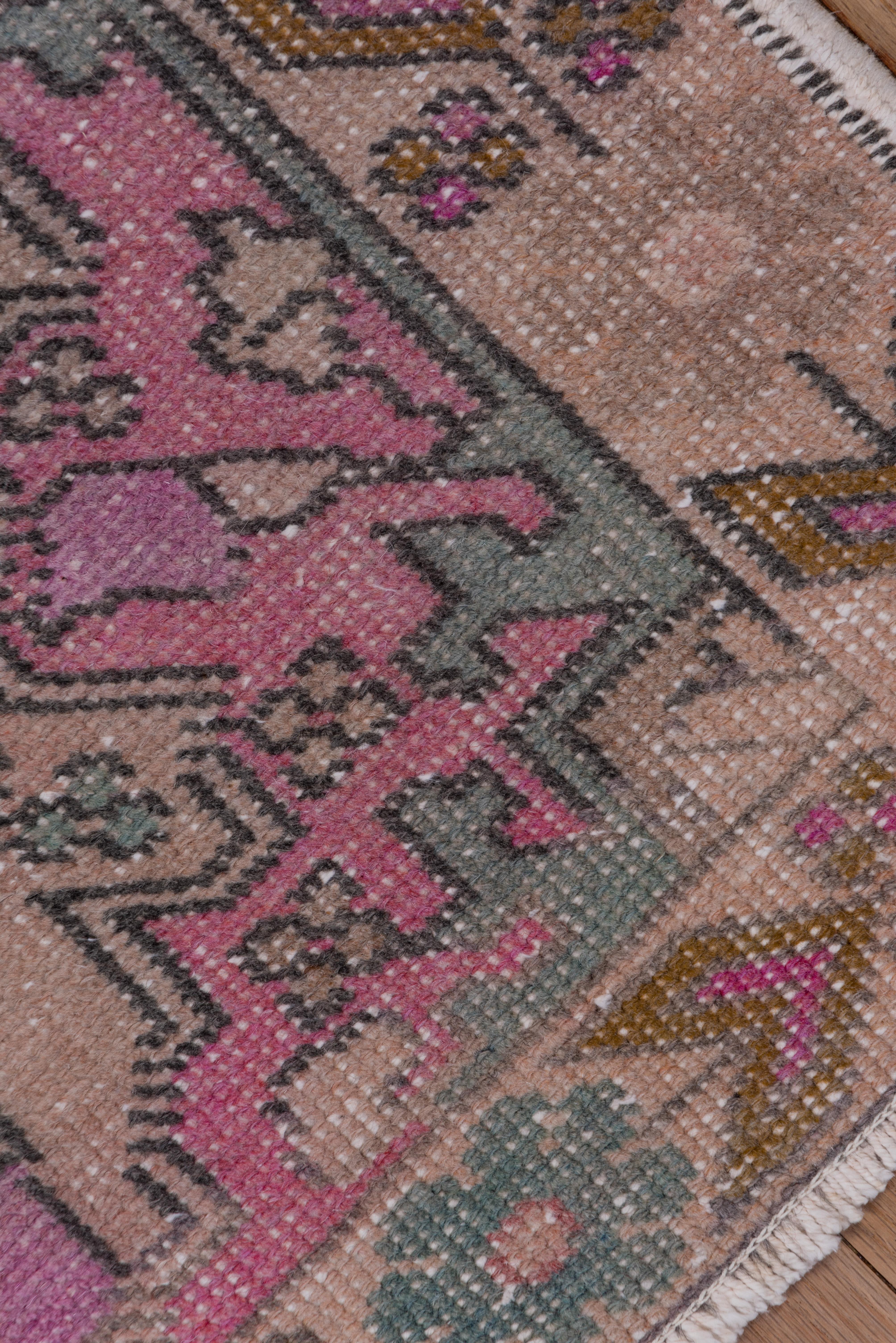 Einem persischen Heriz ähnliches Medaillon mit fetten Volutenverlängerungen, Ankerpalmettenanhängern und gezackten Spitzen. Das Feld ist quer und vertikal variierend in Creme und Koralle gehalten. Elfenbeinfarbener progressiver Blumenrand.