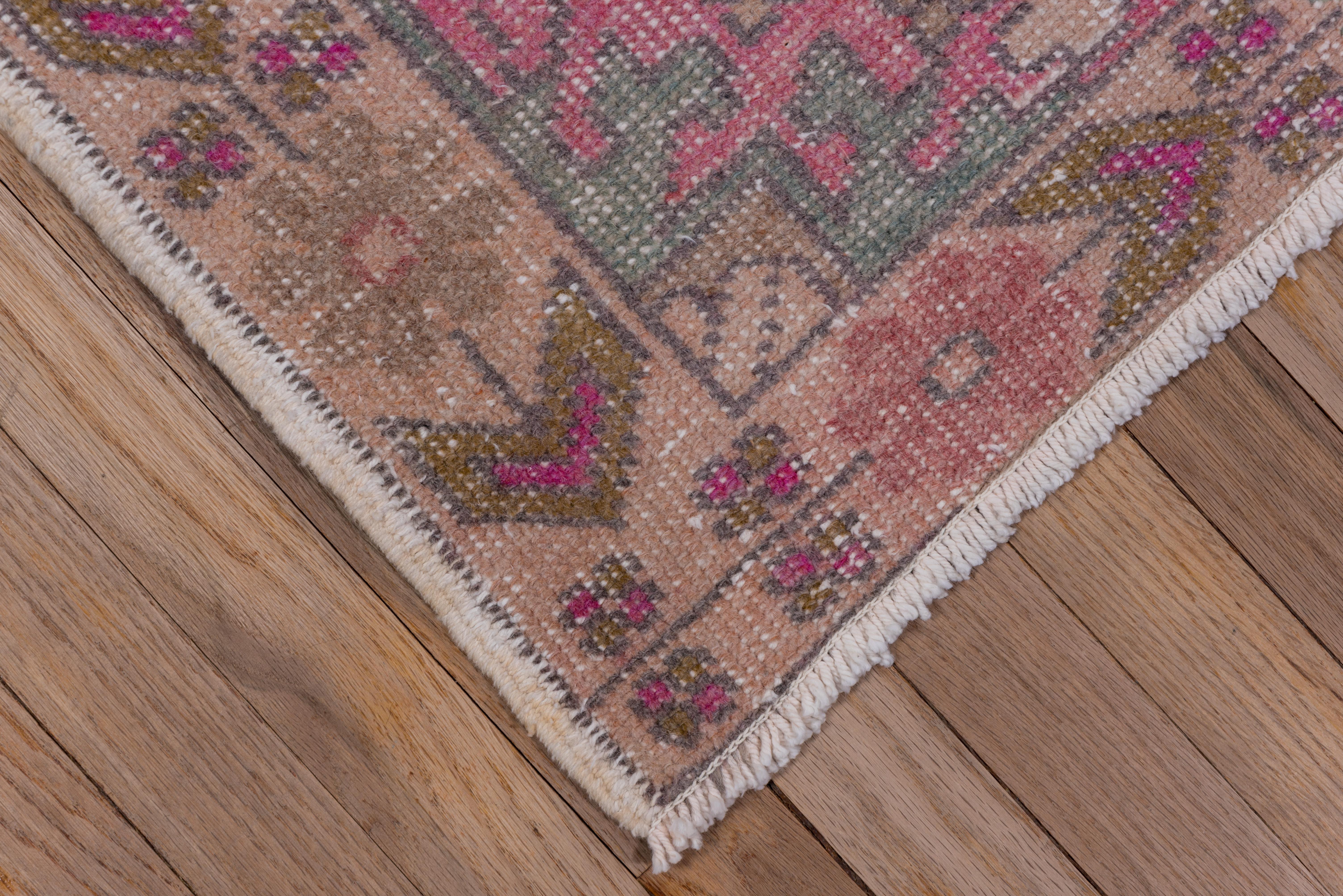 Türkischer Oushak-Teppich im Shabby Chic-Stil, farbenfroh (Mitte des 20. Jahrhunderts) im Angebot