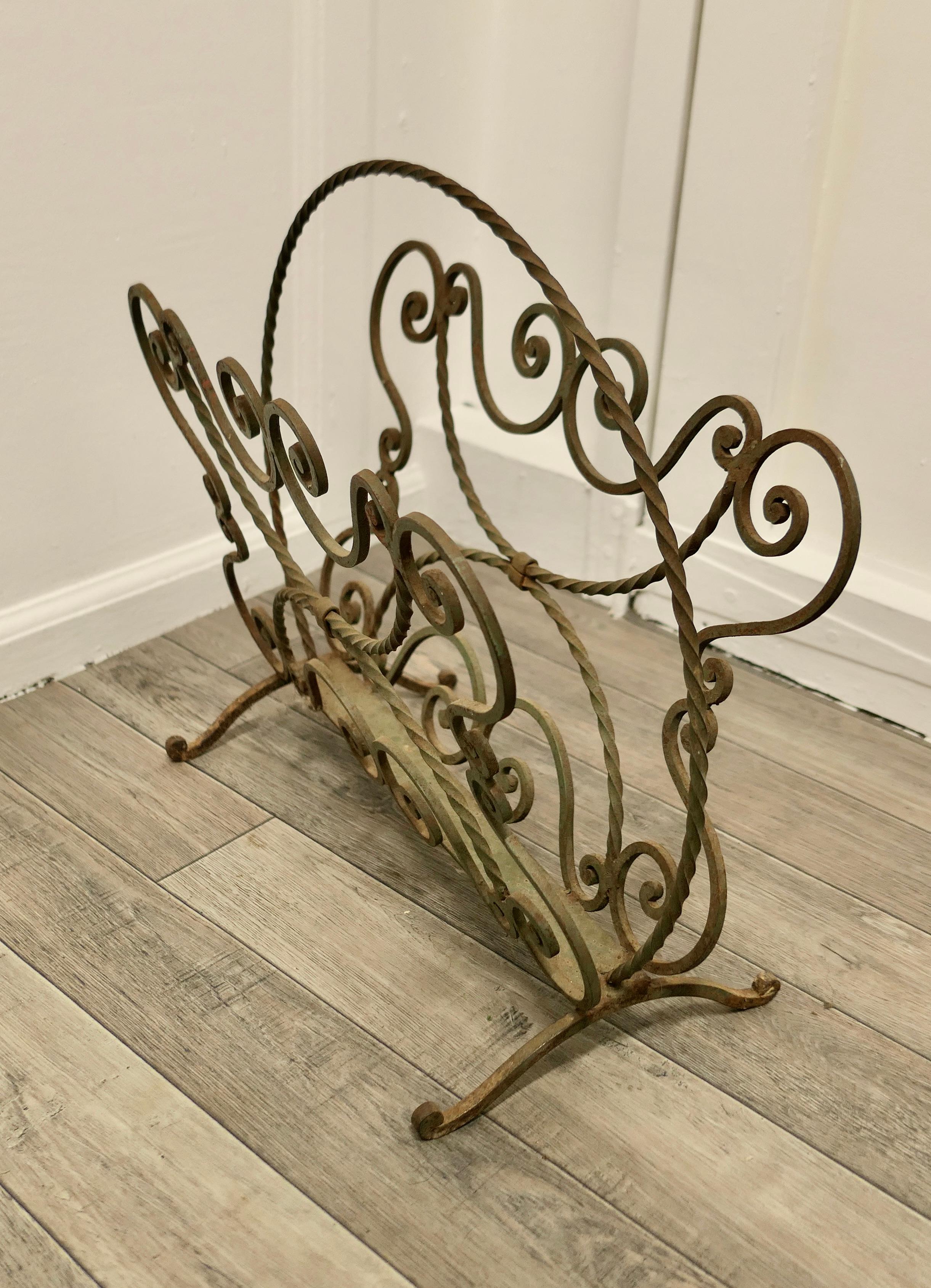Shabby Green Wrought Iron Magazine Rack In Good Condition For Sale In Chillerton, Isle of Wight