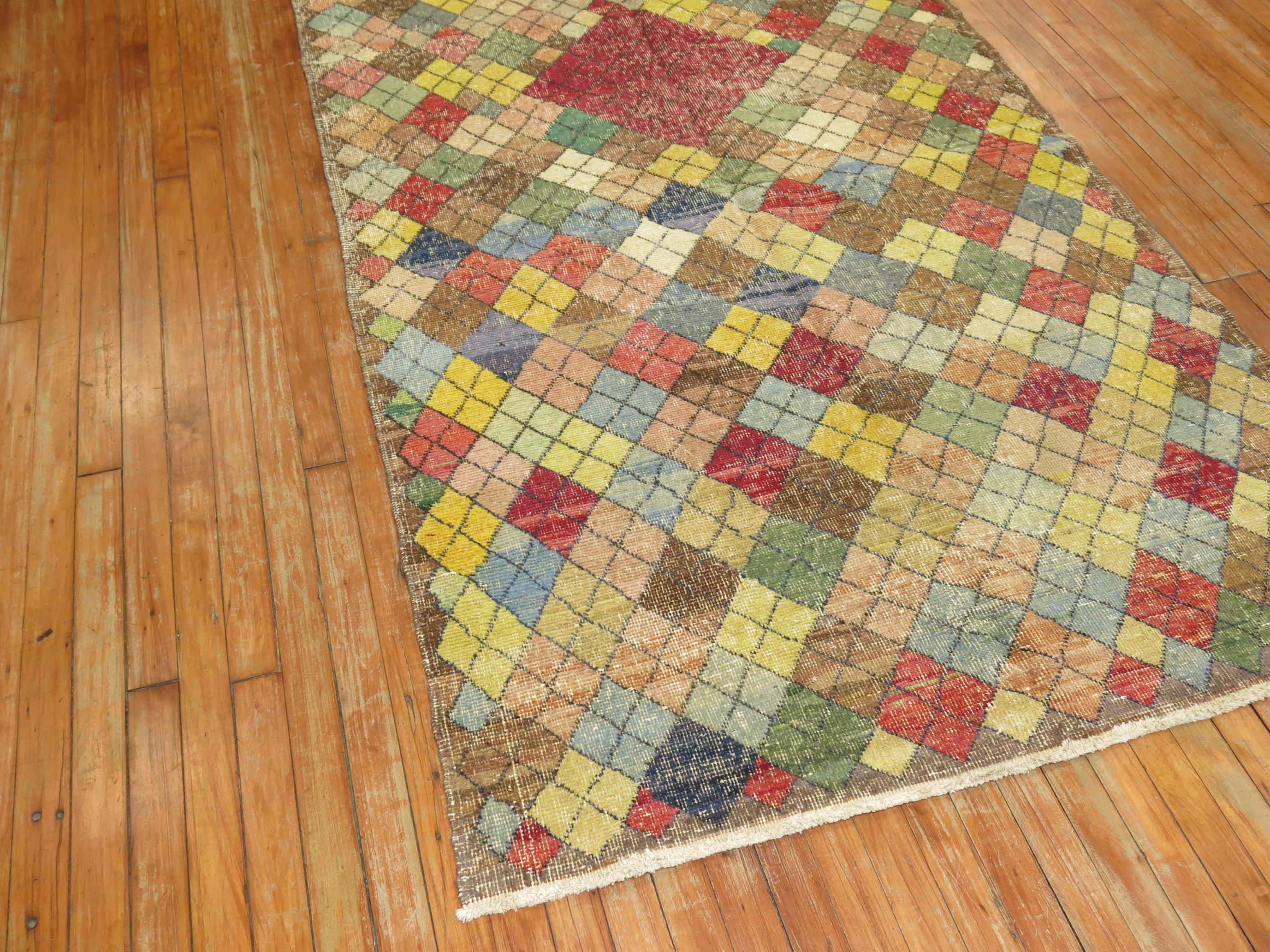 Bunte Vintage ein von einer Art breite türkische Deco Galerie Läufer mit einem bunten Diamant-Motiv mit einem roten Zentrum Medaillon. Ein schickes Stück aus der Mitte des 20. Jahrhunderts.

Maße: 4'6