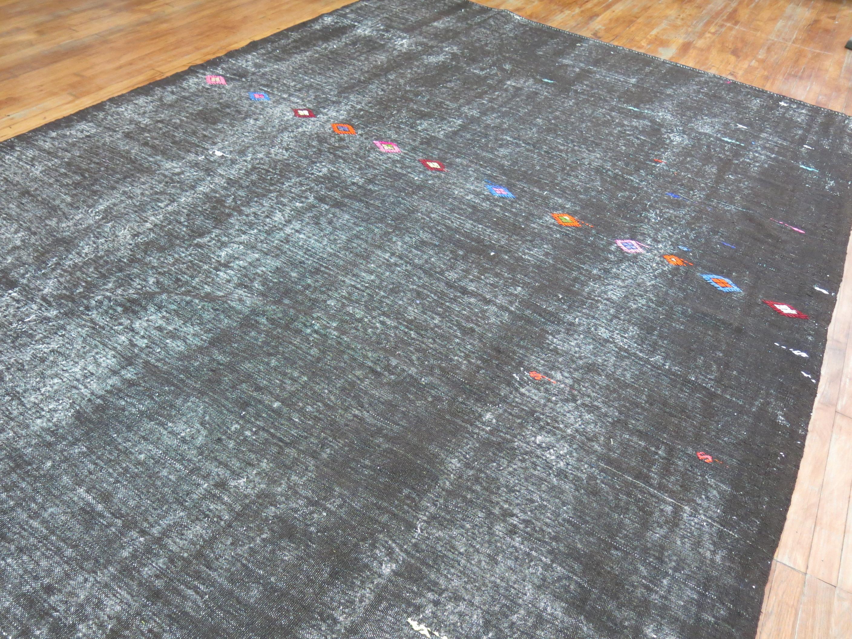 Shabby Vintage Turkish Kilim In Good Condition For Sale In New York, NY