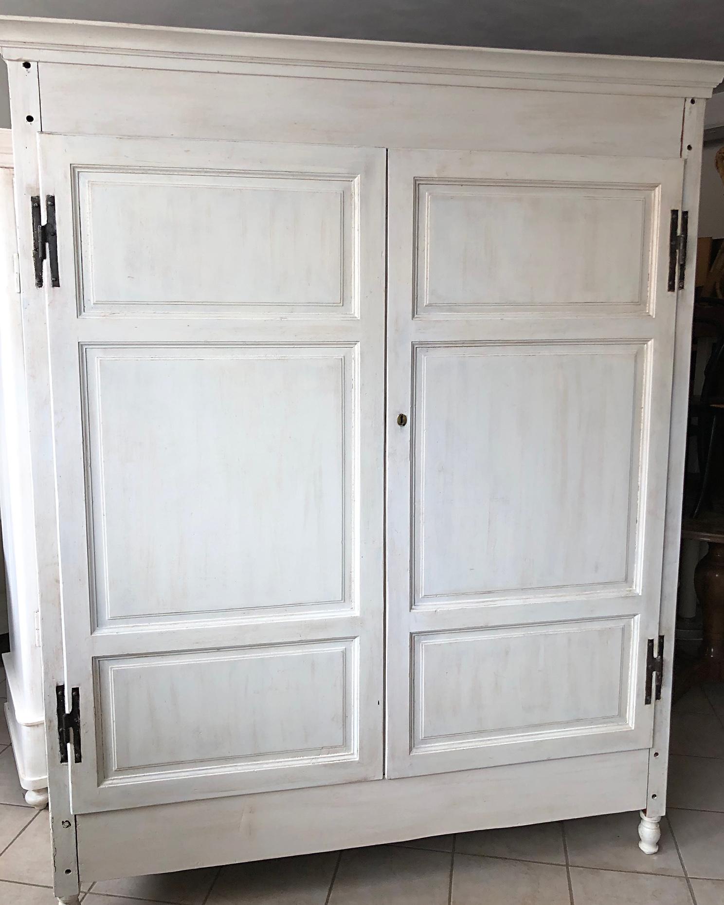Armoire en blanc délavé, d'origine italienne, datant de 1870, avec deux tiroirs intérieurs et une tringle à vêtements.
L'armoire est entièrement amovible.
Le matériau est le Gattice, une sorte de peuplier local qui pousse près des marais de