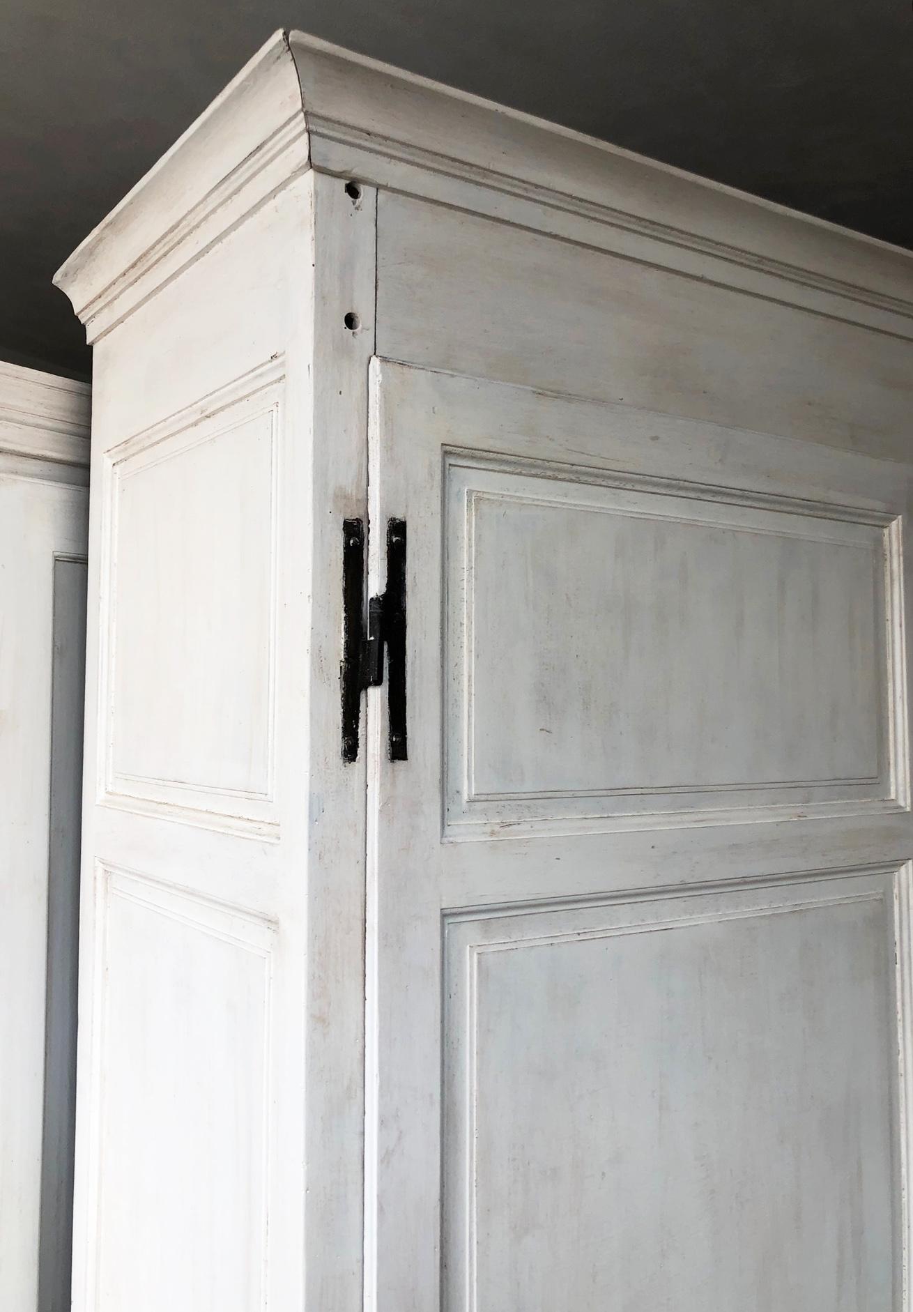 Rustique Armoire Shabby White, deux tiroirs intérieurs italiens d'origine, peuplier en vente