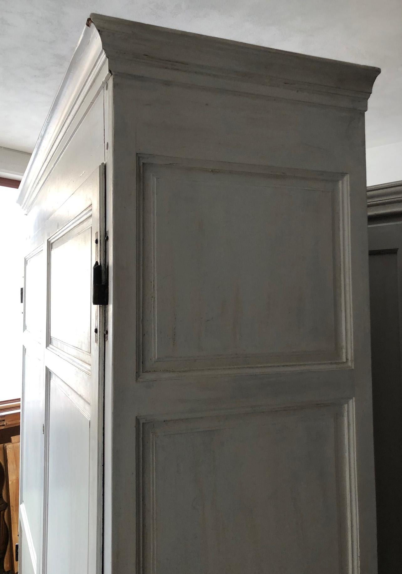 Fin du XIXe siècle Armoire Shabby White, deux tiroirs intérieurs italiens d'origine, peuplier en vente