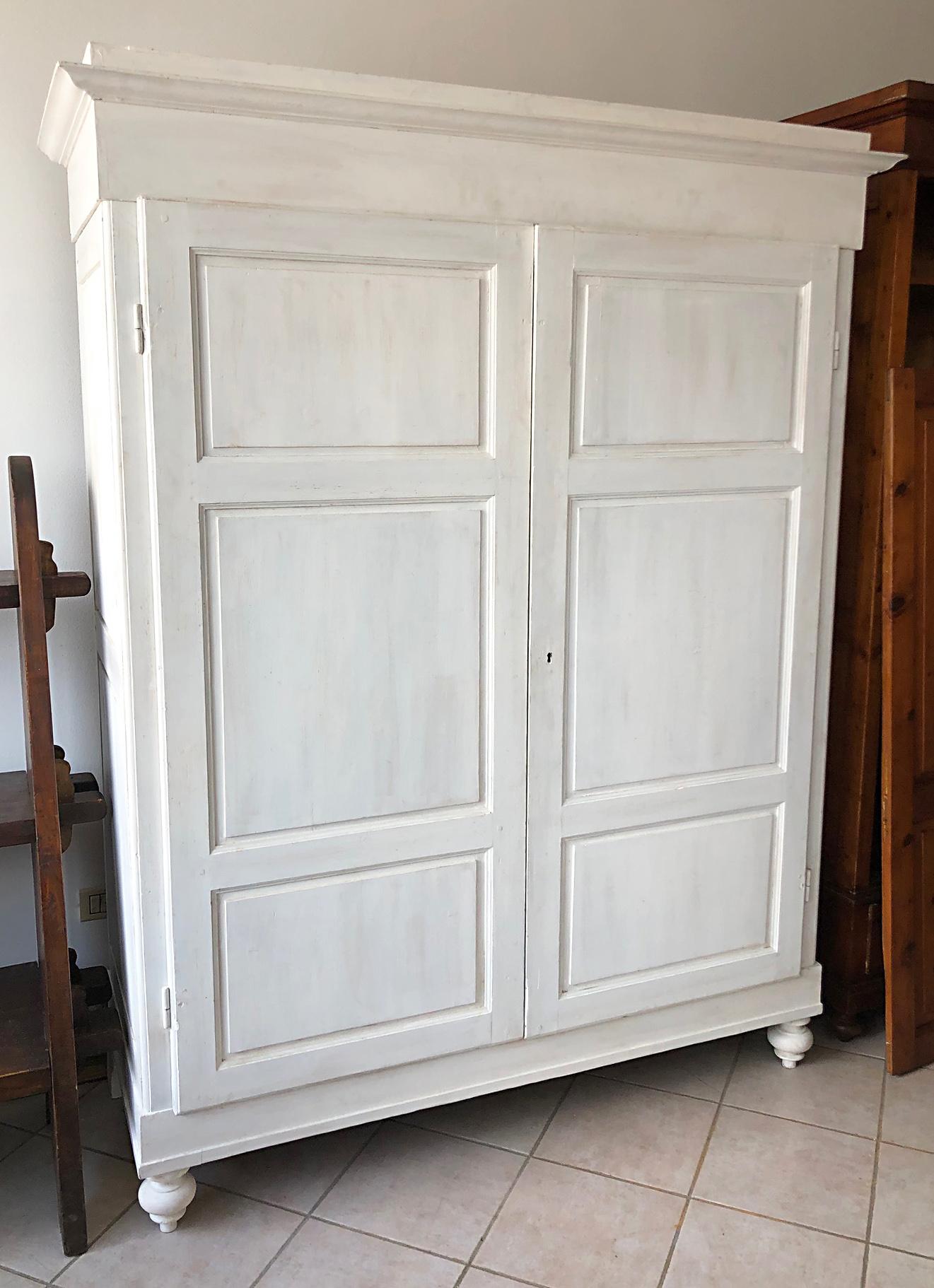 Shabby white wardrobe, original Italian from 1880, with two internal drawers and clothes rail.
The cabinet is completely removable.
They will be delivered disassembled in a specific wooden case for export, packed in bubble wrap.
Comes from an old
