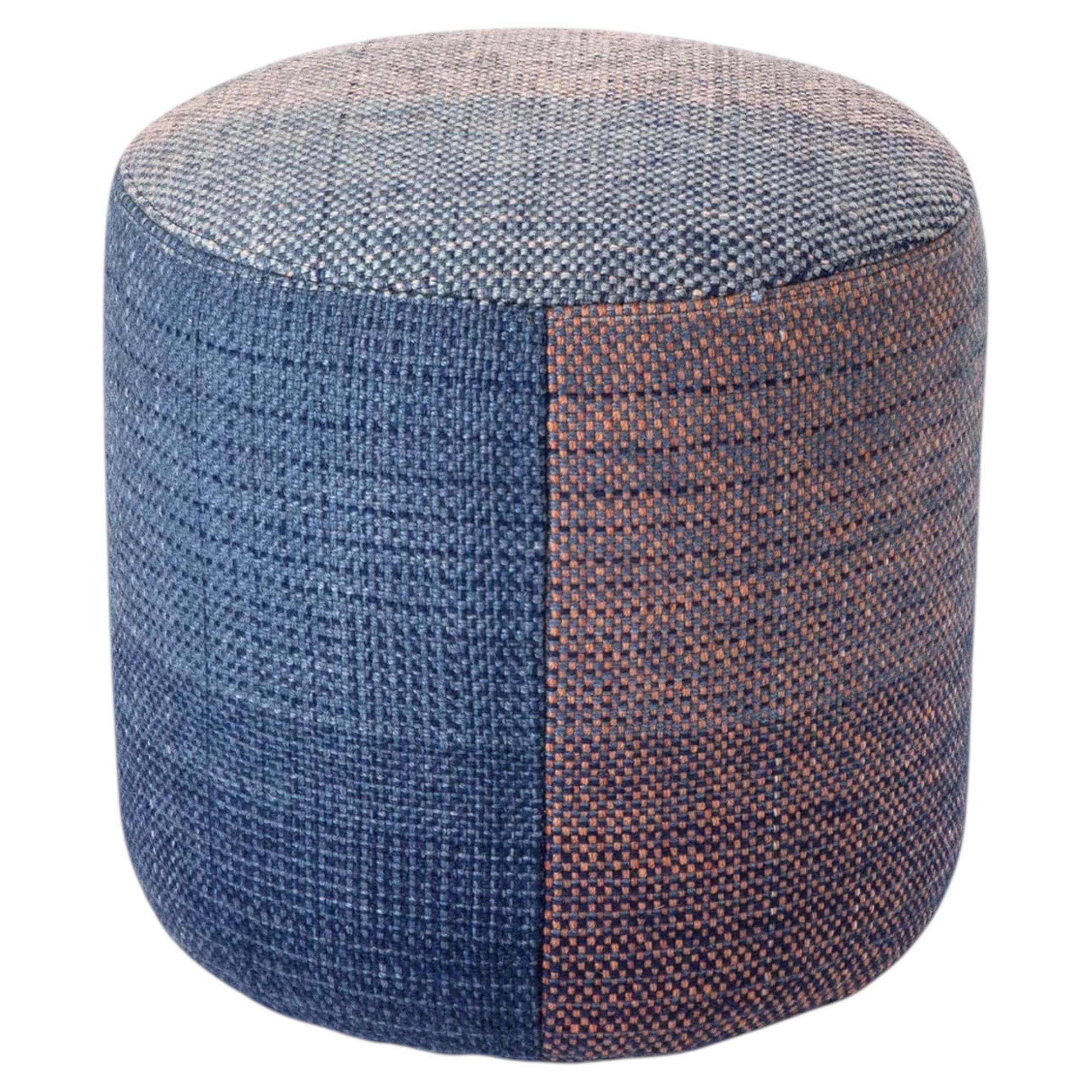 Pouf piccolo in lana blu 'Shade 2B' di Begüm Cana Özgür per Nanimarquina