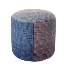 Pouf in lana 'Shade 2B' in blu di Begüm Cana Özgür per Nanimarquina