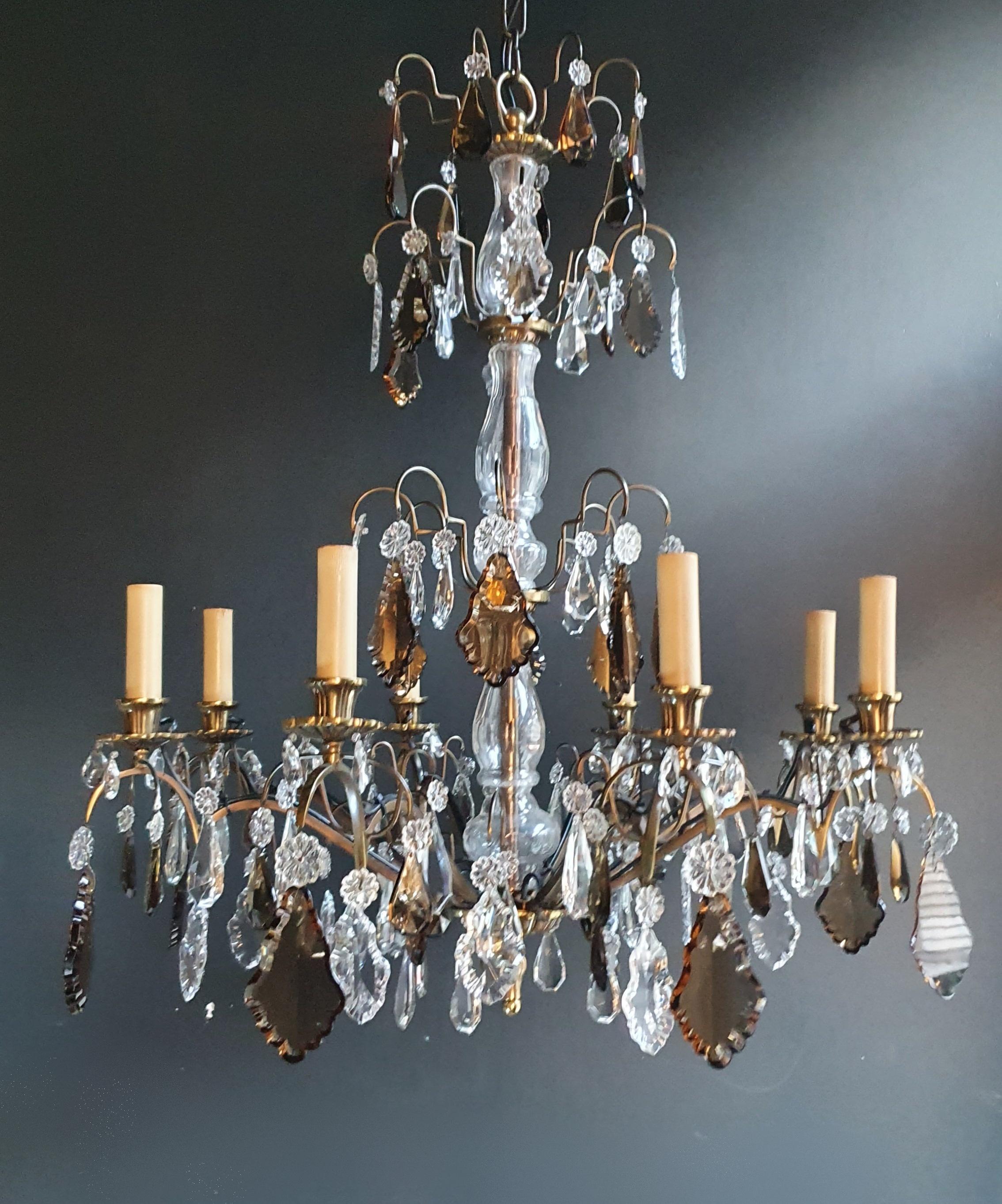 Ti presentiamo uno squisito lampadario a paralume realizzato con vetro di cristallo e ornato da un accattivante design a candelabro in ottone e bronzo antico. Questo antico lampadario è stato restaurato con amore e professionalità a Berlino e il suo