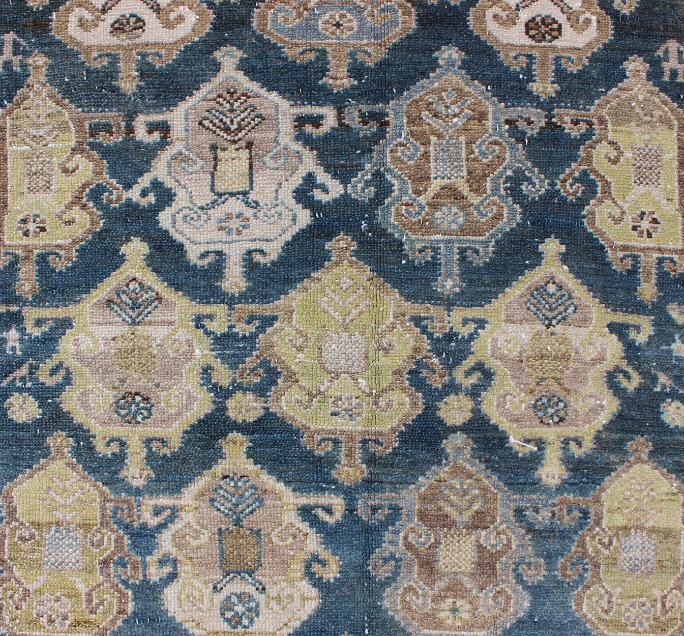 Tonos de Azul y Marfil Alfombra Persa Antigua de Malayer, Diseño a Gran Escala en venta 1