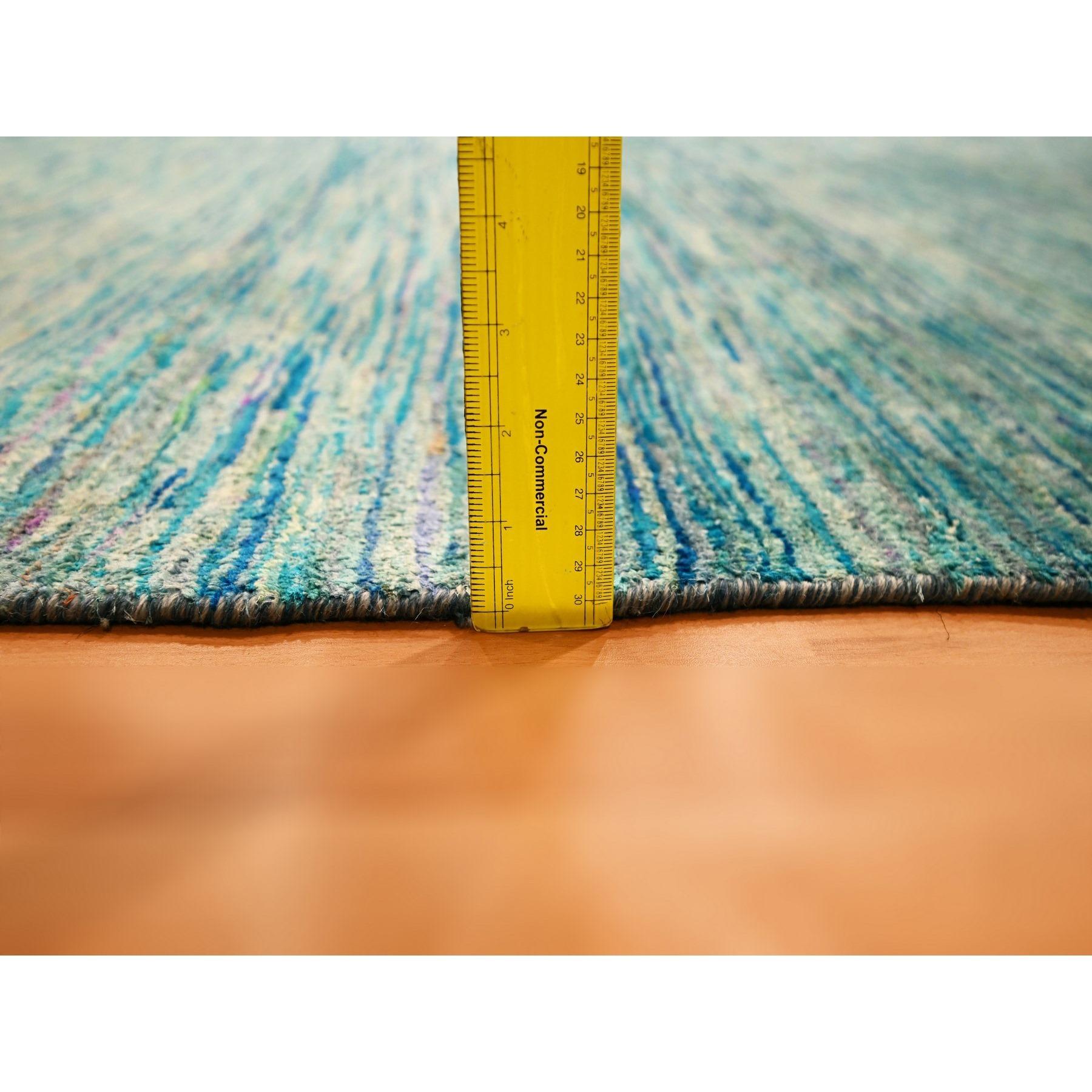 Shades of Blue (nuances de bleu) Tapis d'Orient en soie pure Sari nouée à la main, au design uni et aux poils souples en vente 2