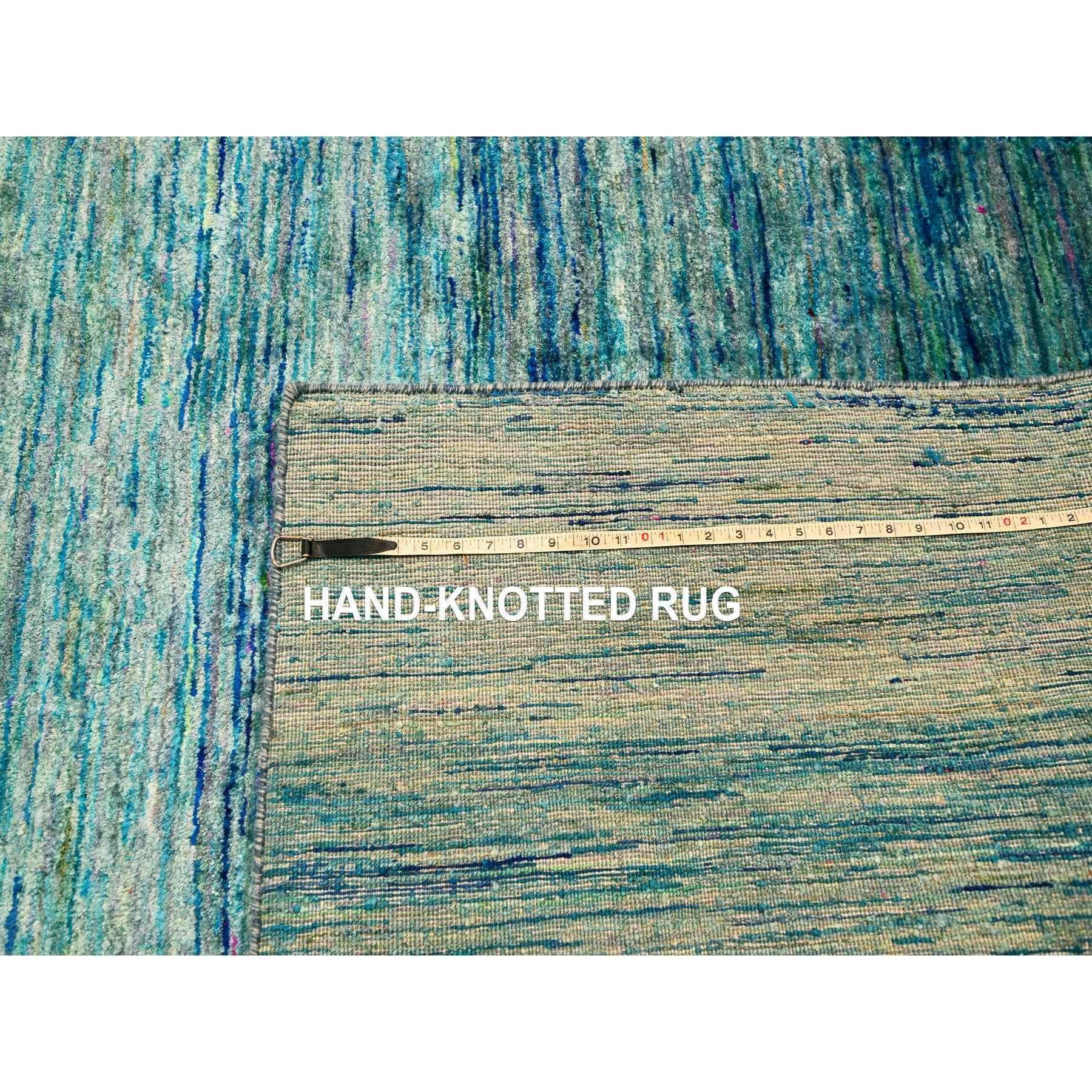 Shades of Blue (nuances de bleu) Tapis d'Orient en soie pure Sari nouée à la main, au design uni et aux poils souples en vente 3