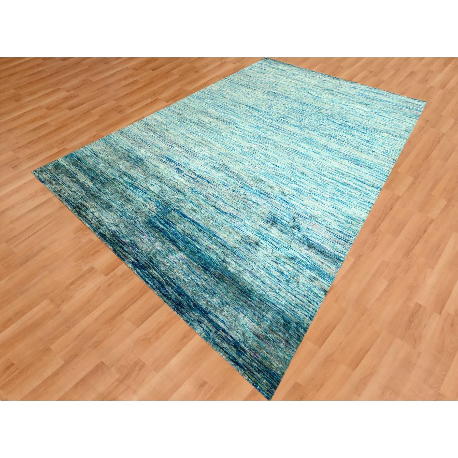 Moderne Shades of Blue (nuances de bleu) Tapis d'Orient en soie pure Sari nouée à la main, au design uni et aux poils souples en vente