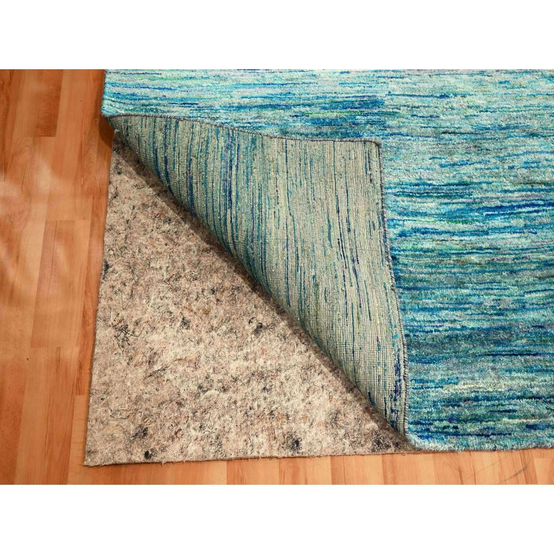 Indien Shades of Blue (nuances de bleu) Tapis d'Orient en soie pure Sari nouée à la main, au design uni et aux poils souples en vente