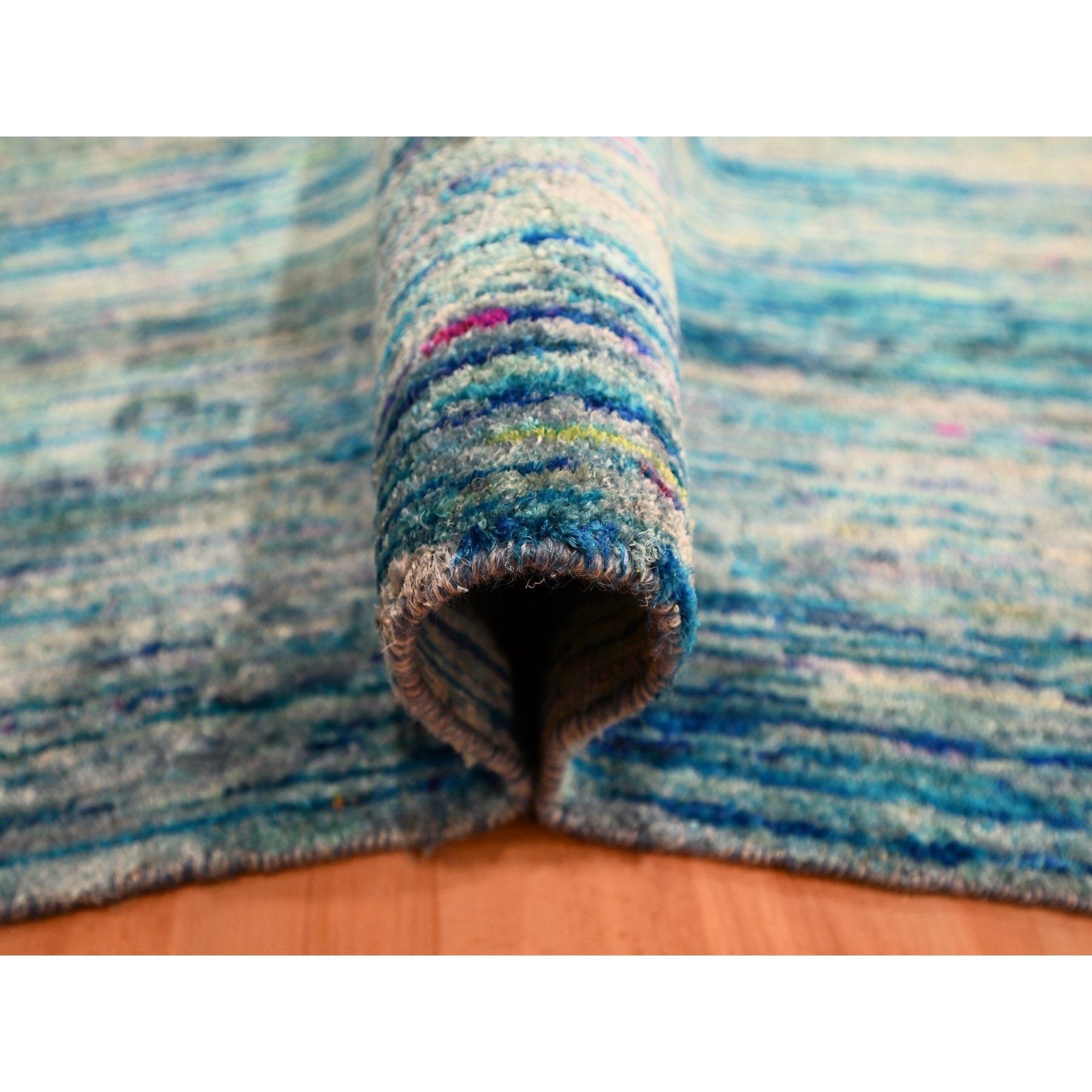 Noué à la main Shades of Blue (nuances de bleu) Tapis d'Orient en soie pure Sari nouée à la main, au design uni et aux poils souples en vente