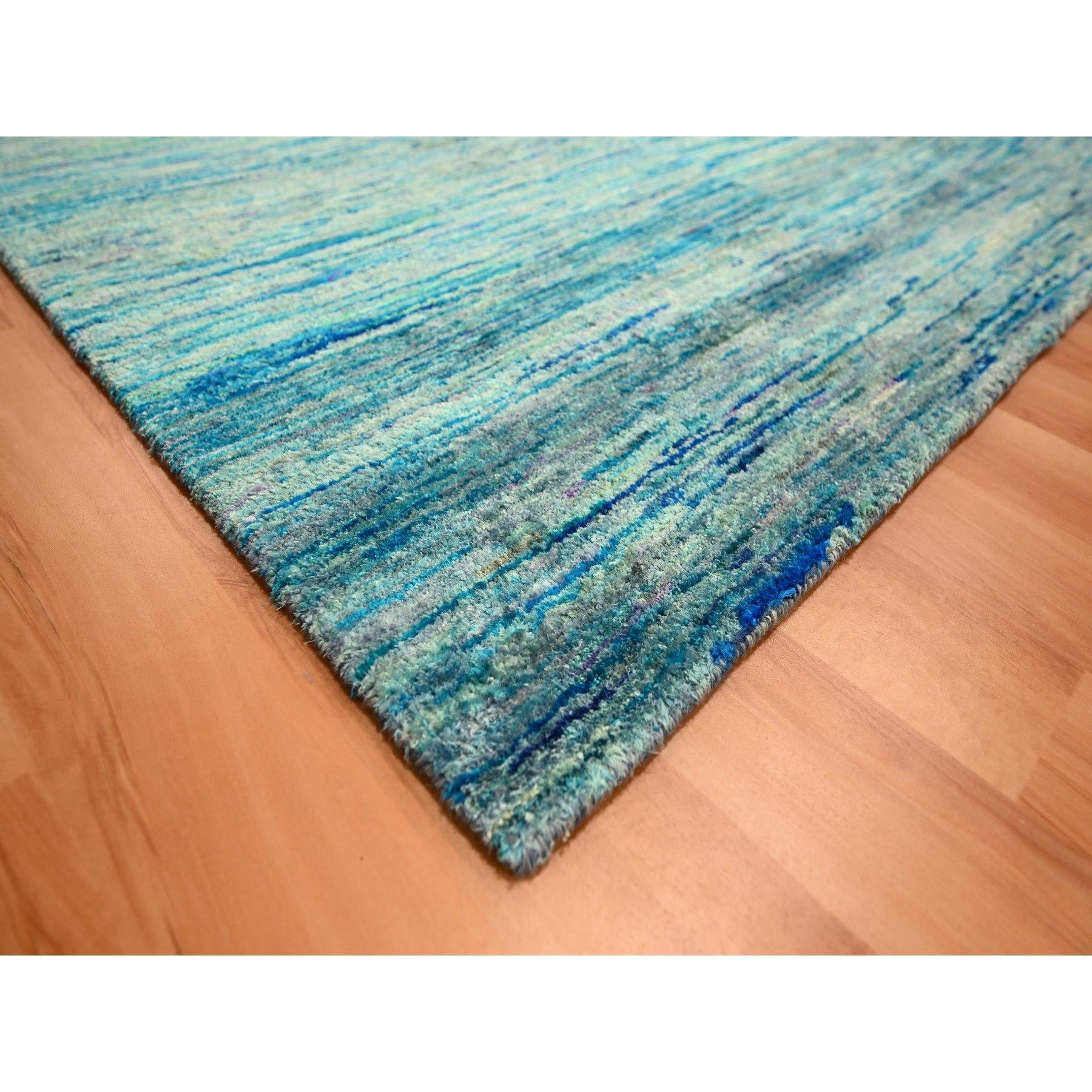 Shades of Blue (nuances de bleu) Tapis d'Orient en soie pure Sari nouée à la main, au design uni et aux poils souples Neuf - En vente à Carlstadt, NJ