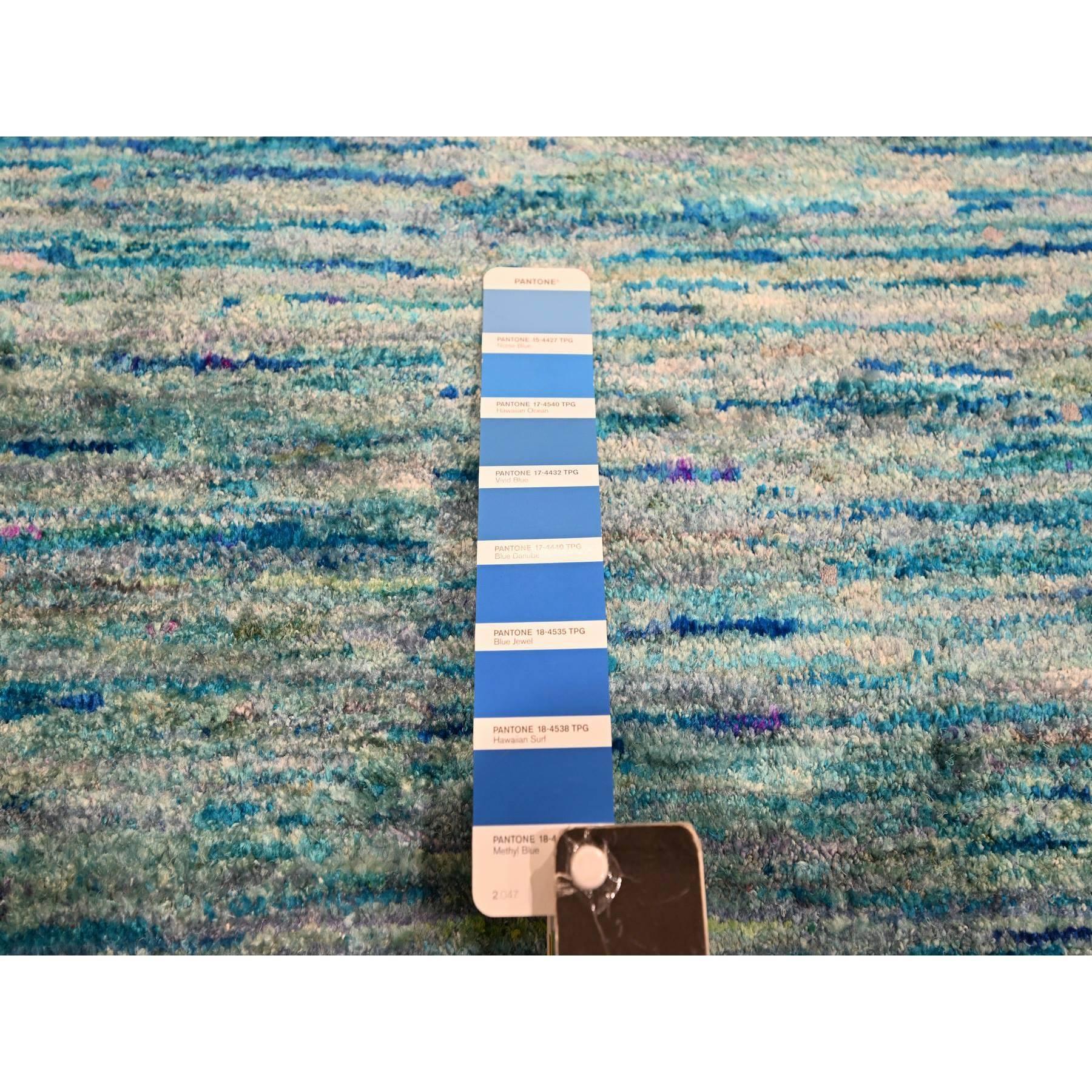 XXIe siècle et contemporain Shades of Blue (nuances de bleu) Tapis d'Orient en soie pure Sari nouée à la main, au design uni et aux poils souples en vente
