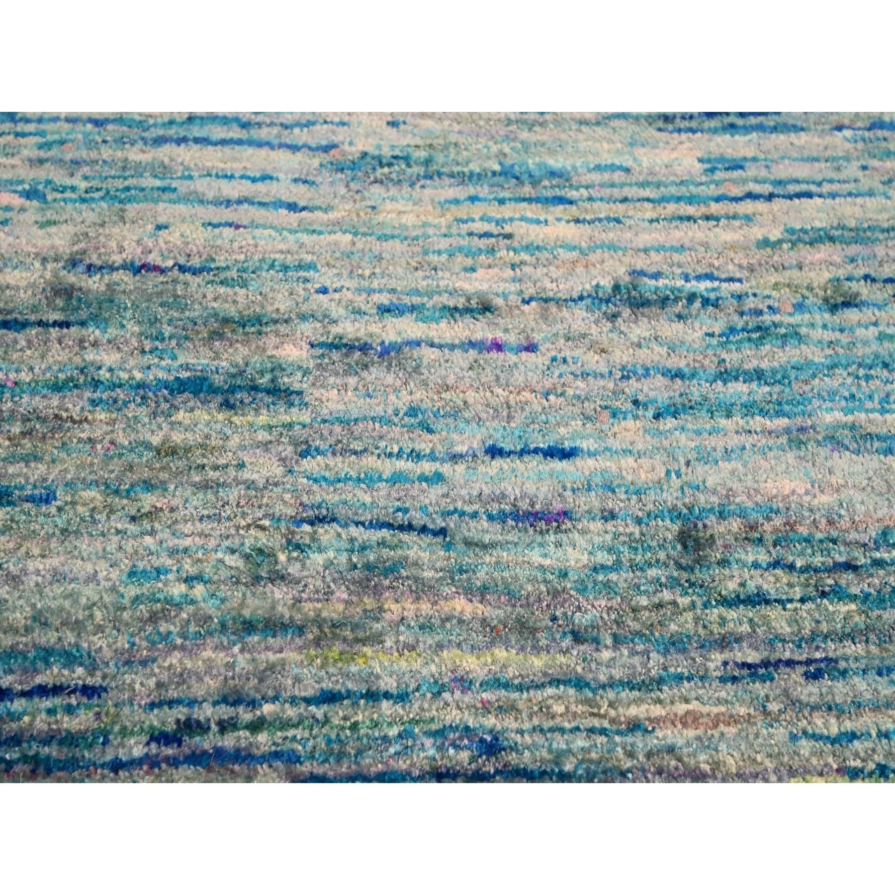 Soie Shades of Blue (nuances de bleu) Tapis d'Orient en soie pure Sari nouée à la main, au design uni et aux poils souples en vente