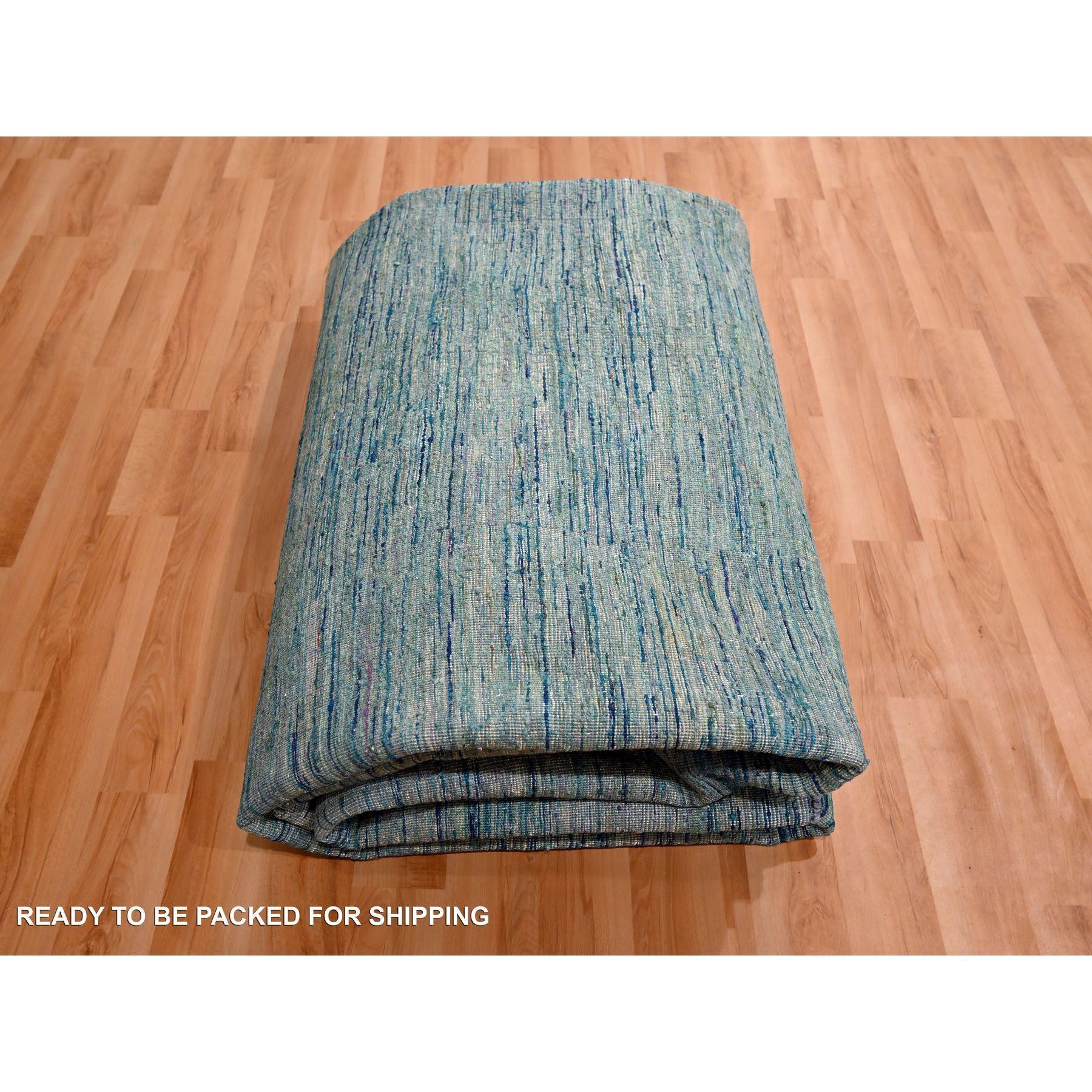 Shades of Blue (nuances de bleu) Tapis d'Orient en soie pure Sari nouée à la main, au design uni et aux poils souples en vente 1