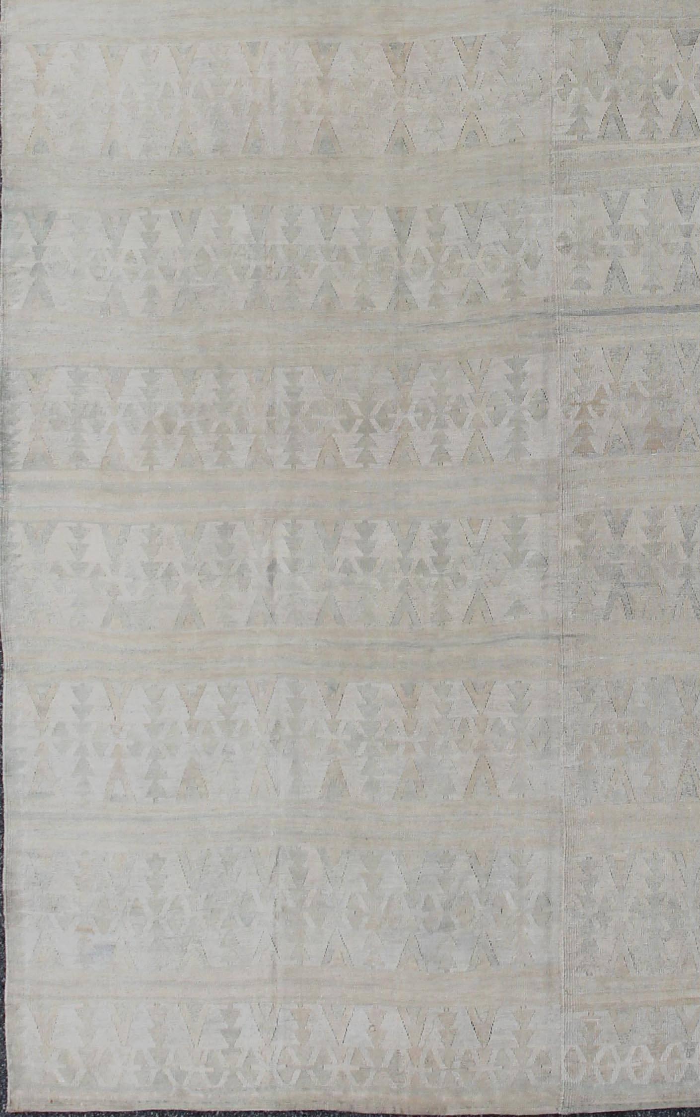 Tappeto Kilim vintage con design all-over nei toni del crema e del grigio, tappeto en-165003, Paese d'origine / Tipo: Turchia / Kilim, circa 1950

Caratterizzato da un sottile disegno all-over, questo kilim unico del Medioevo presenta una serie di
