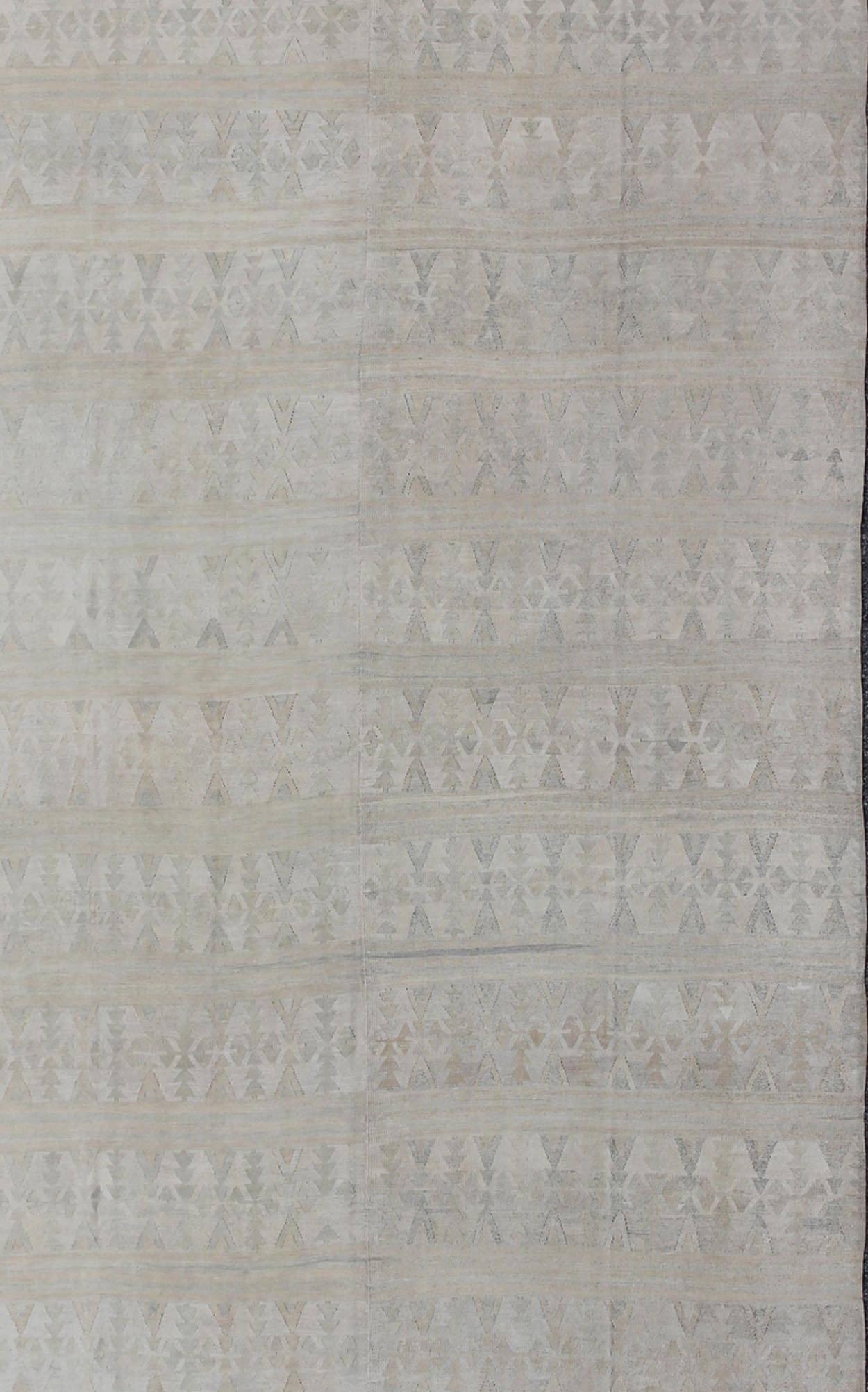 Tessuto a mano Shades of Cream è un lungo tappeto turco vintage Rug & Kilim con design all-over in vendita
