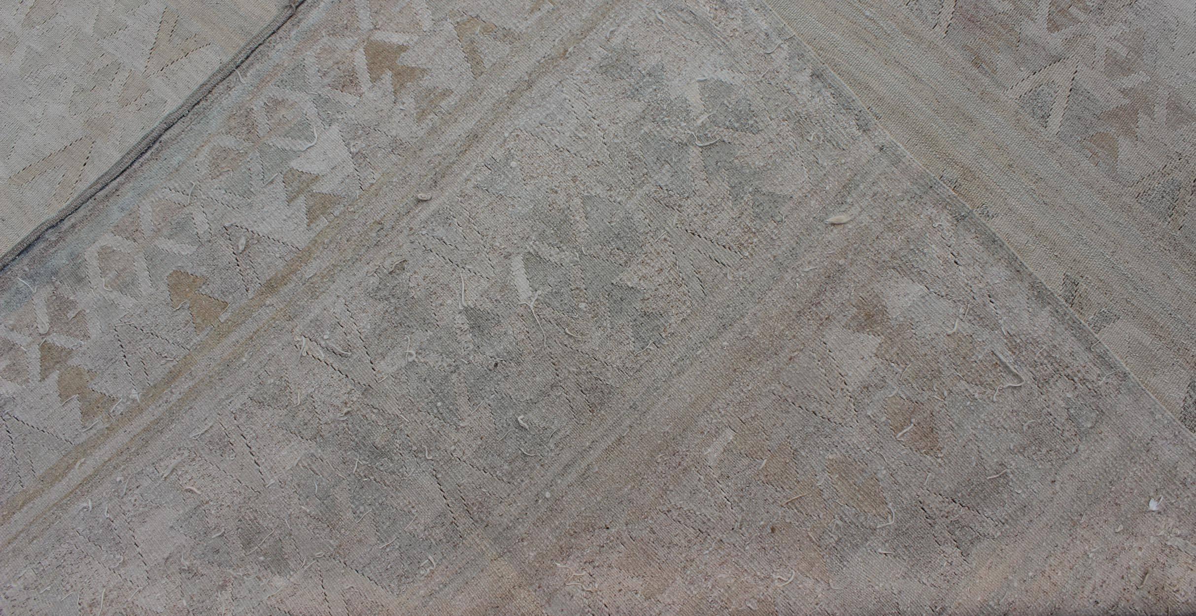 Lana Shades of Cream è un lungo tappeto turco vintage Rug & Kilim con design all-over in vendita