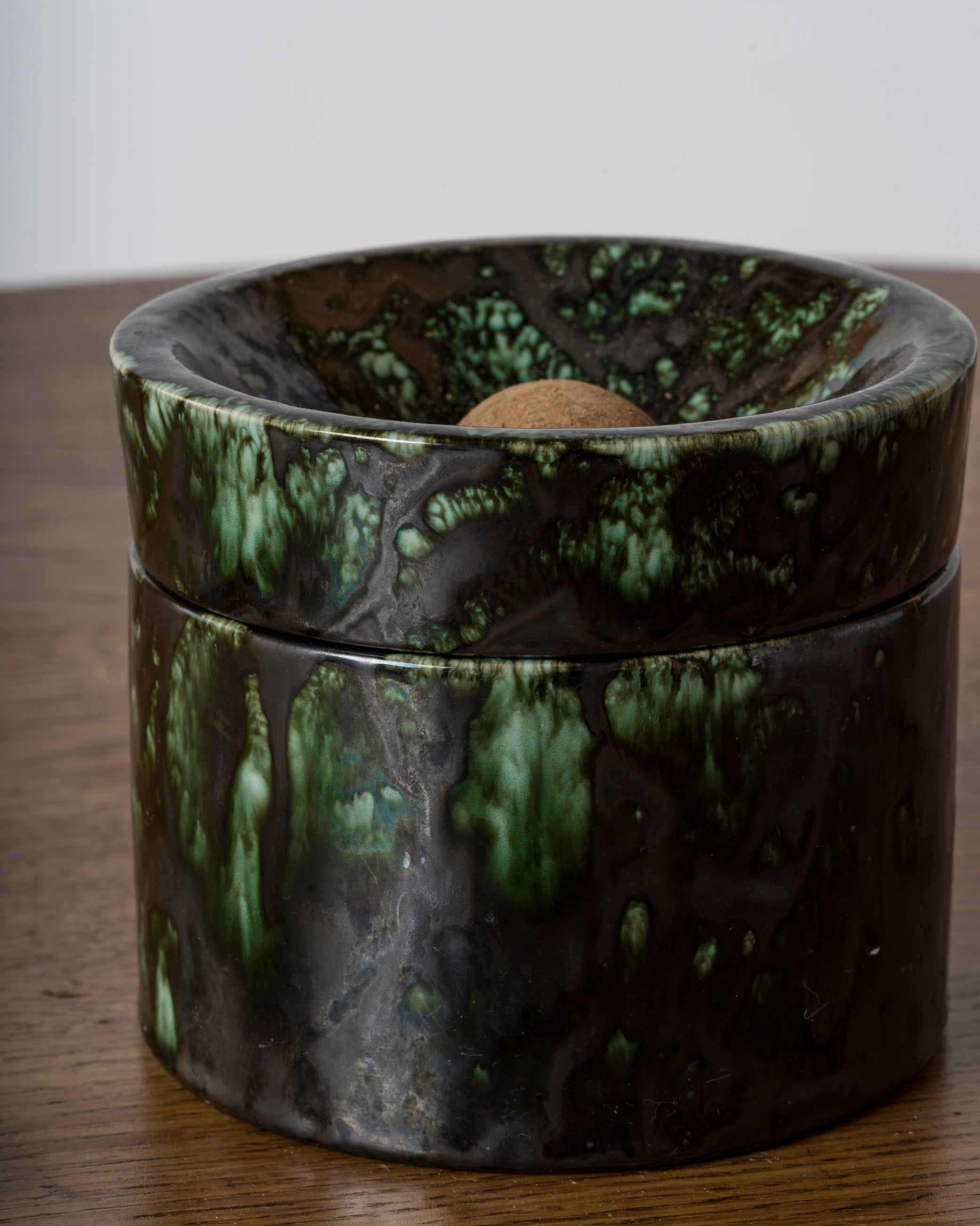 Boîte à tabac ancienne en céramique, émaillée dans des tons verts et noirs. Couvercle avec bouton en liège demi-sphérique.
En bon état vintage.
Cette boîte est expédiée de France et peut être renvoyée soit en France, soit dans un centre LIC NY