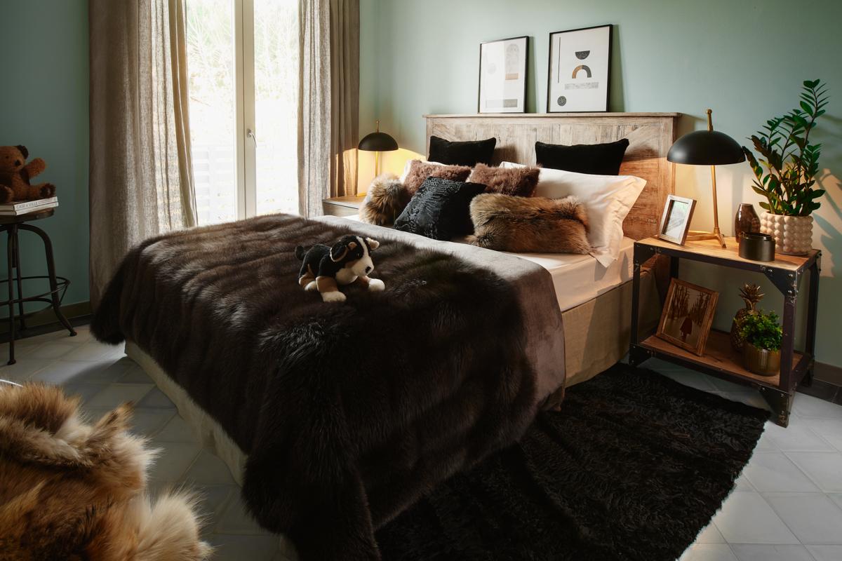 Whether used as a single bedspread or as a bed base, it gives the room a majestic appearance and enhances its appeal. 

The particular colour of the natural anthracite grey frost fox fur has different shades that add movement and brilliance to the