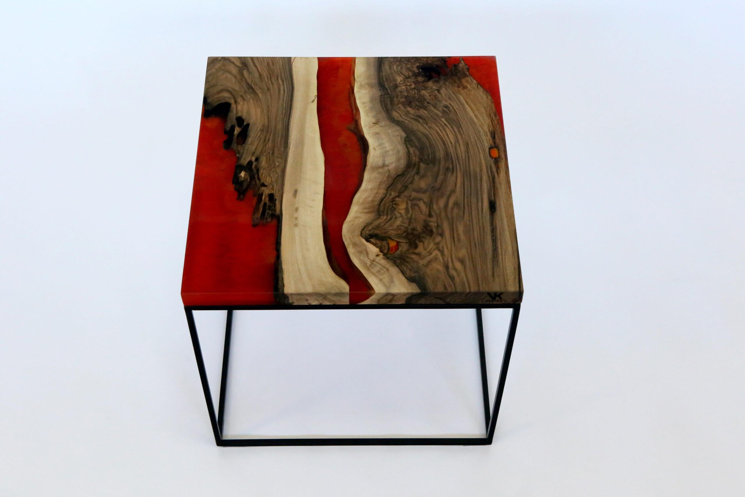 Table basse Shades Of Lava par KV Design
Unique en son genre
Dimensions : D 50 x L 50 x H 44 cm.
MATERIAL : Noyer, résine époxy et métal.

Tous les produits sont fabriqués sur mesure en 1 exemplaire unique. Veuillez nous contacter.

KV Design est