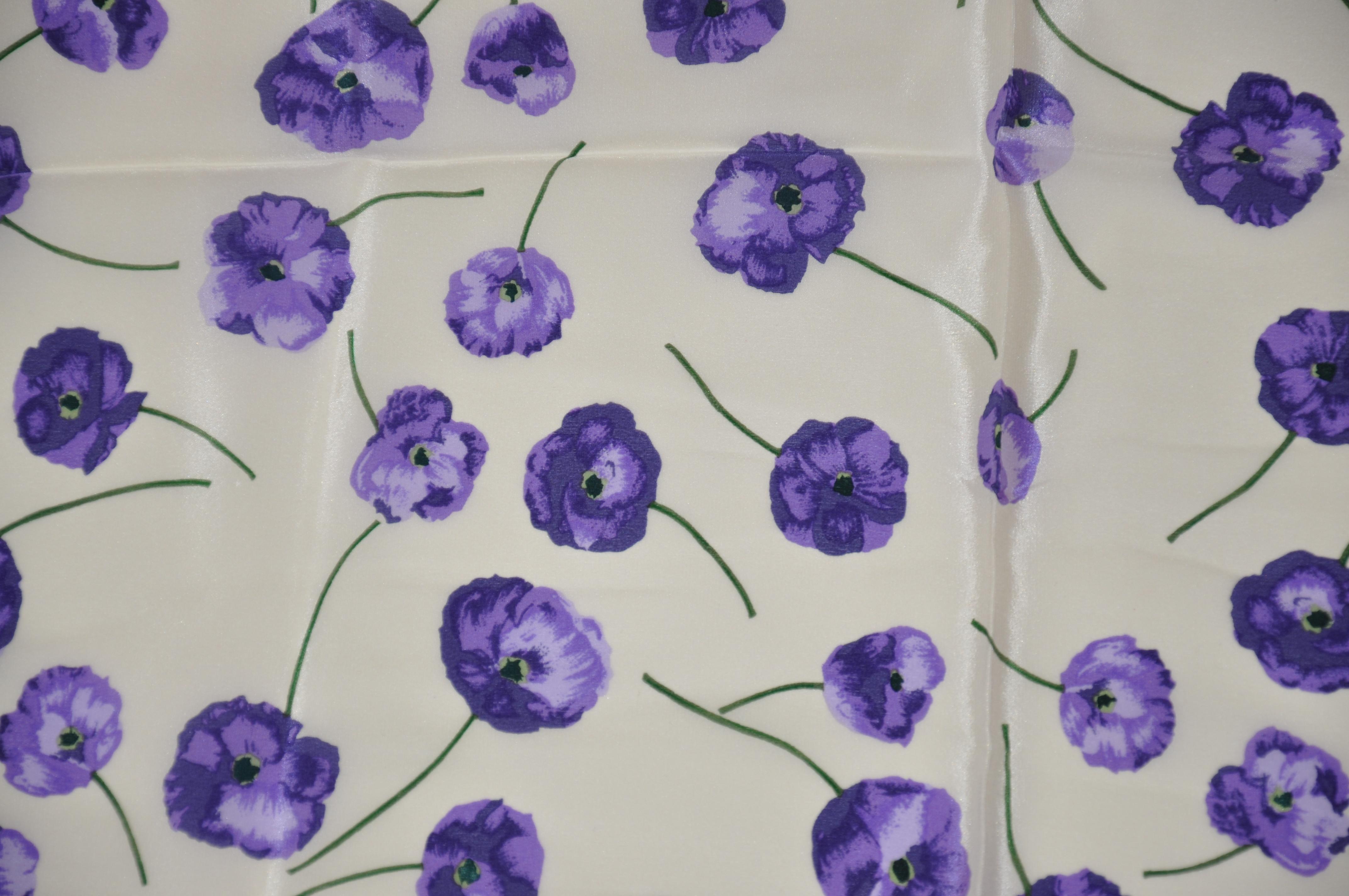 Gris Écharpe en soie « Poppies Floral » à nuances de lavande et de violet en vente