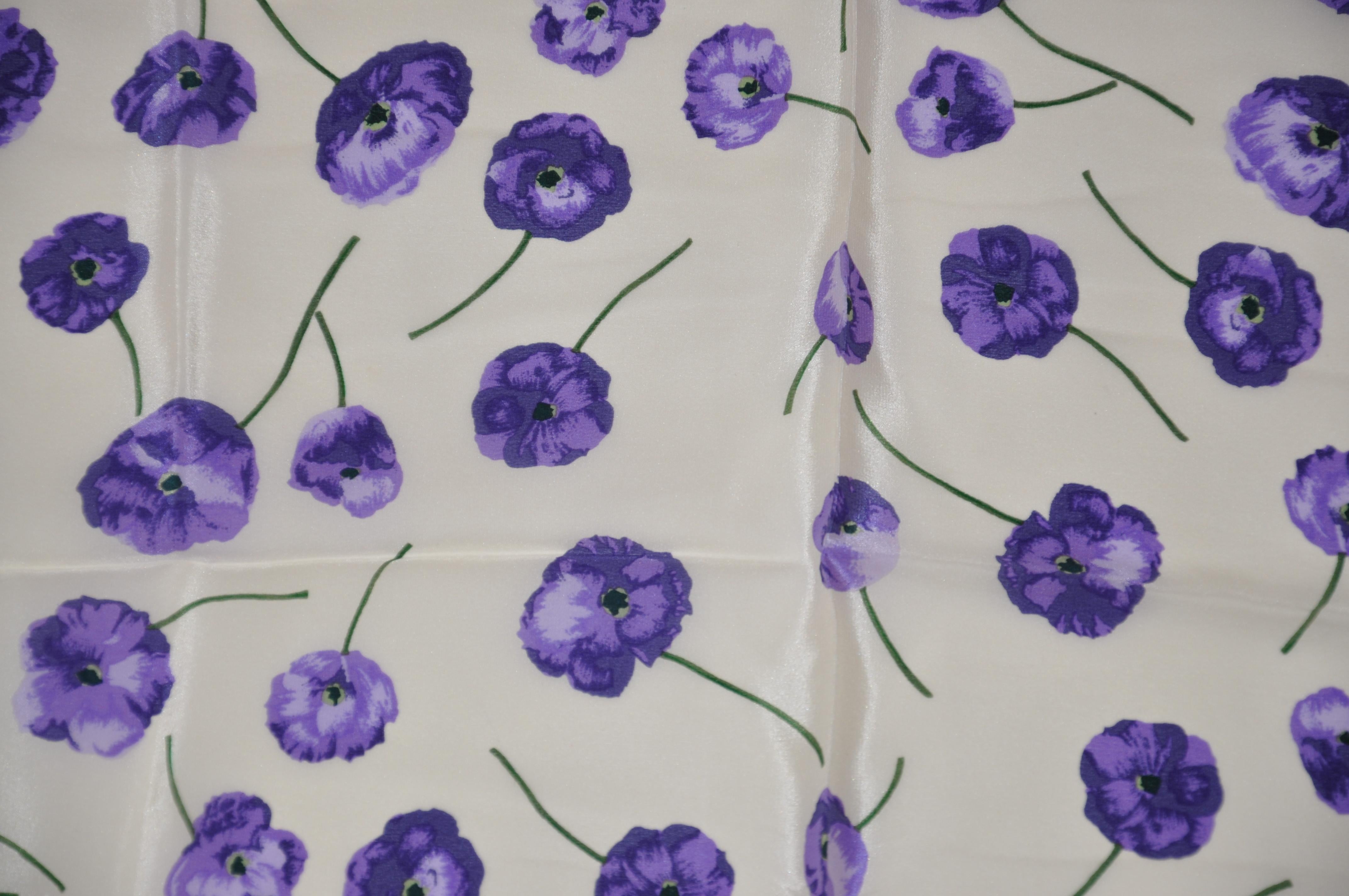 Écharpe en soie « Poppies Floral » à nuances de lavande et de violet Bon état - En vente à New York, NY