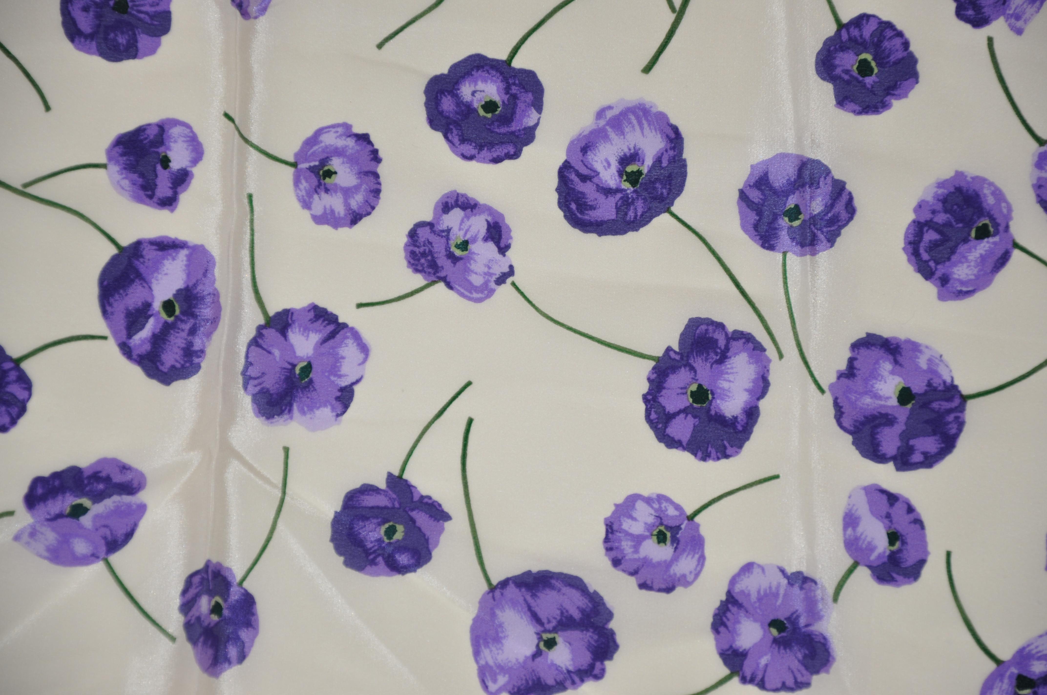 Seidenschal in lavendelfarbenen und violetten Farbtönen „„Poppies Floral“ im Angebot 3
